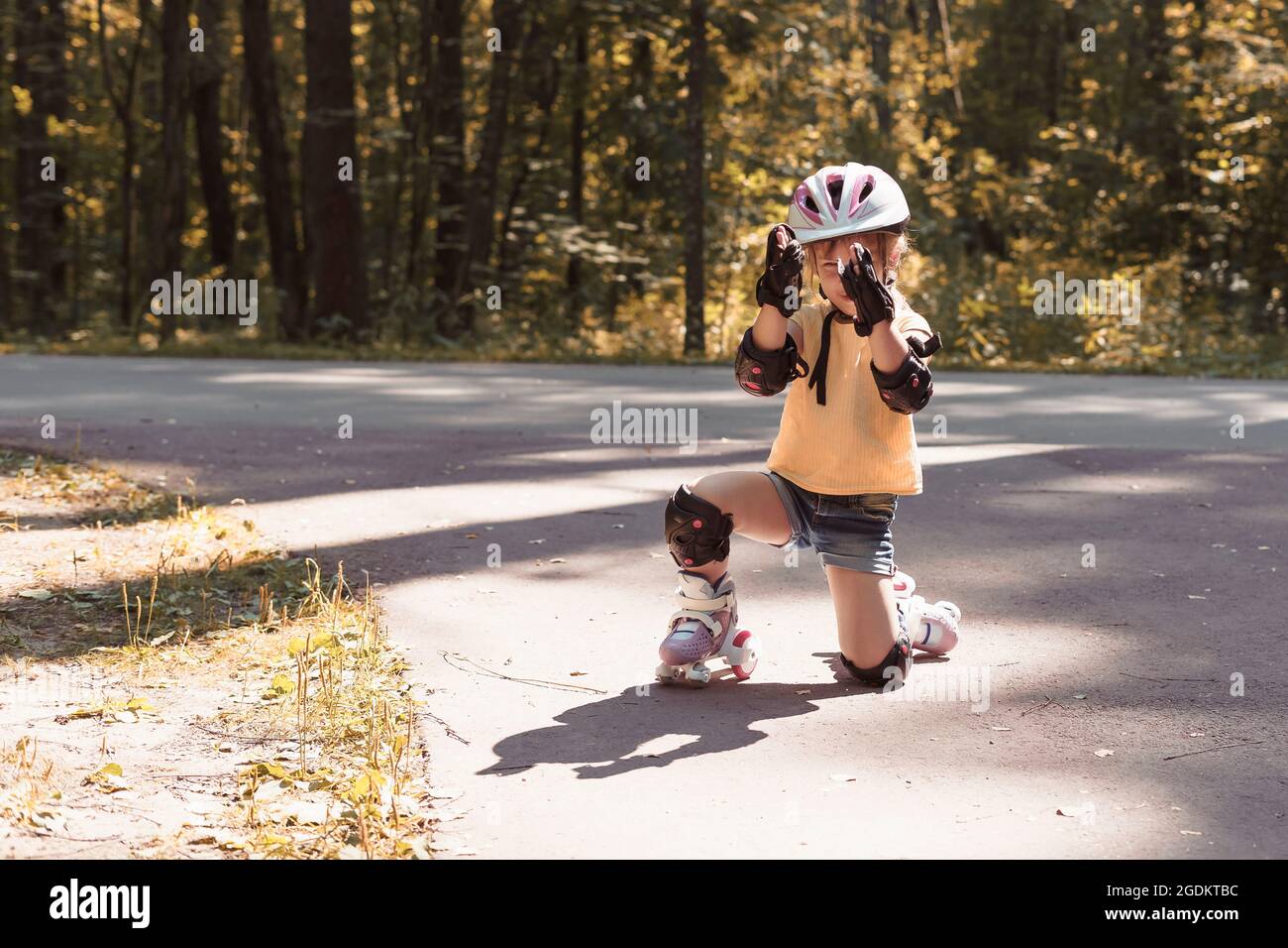 Nettes Kind Mädchen in schützende Sportswear Rollerblading. Stockfoto