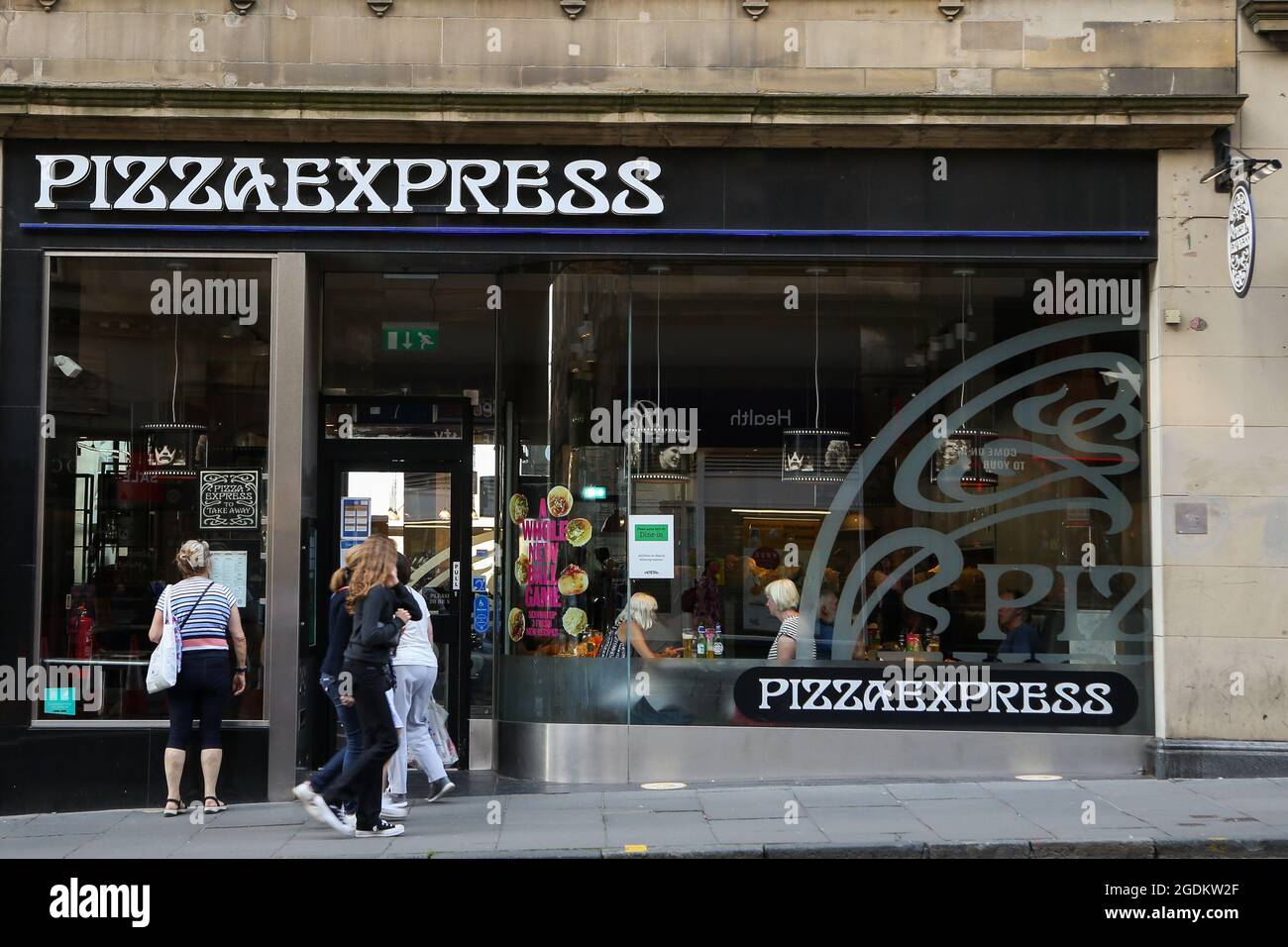 Edninburgh, Großbritannien. August 2021. Menschen betreten eine Zweigstelle des PizzaExpress in Edinburgh, Schottland. (Bild: © Dinendra Haria/SOPA Images via ZUMA Press Wire) Quelle: ZUMA Press, Inc./Alamy Live News Stockfoto