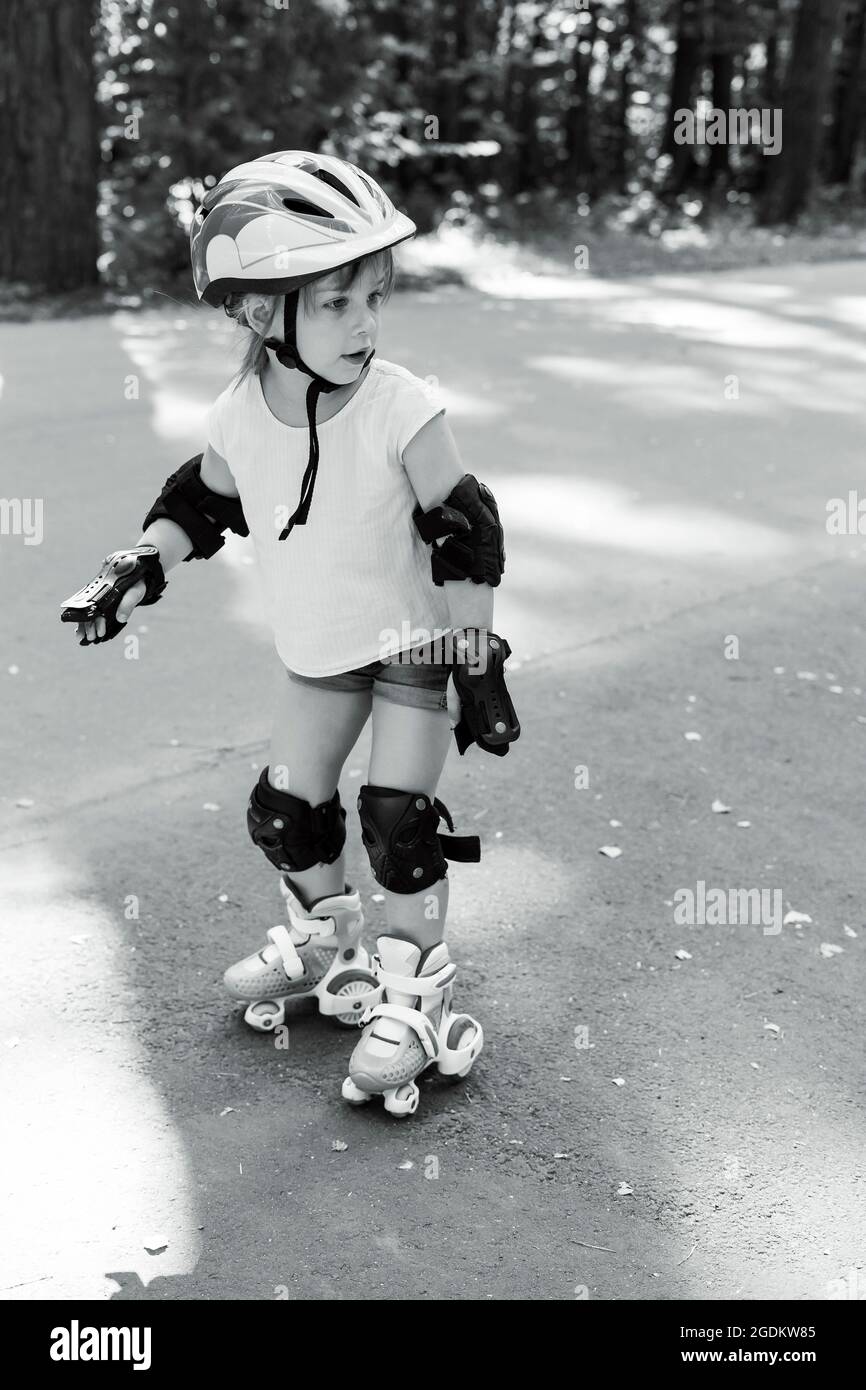 Kind in schützender Sportkleidung. Schwarz-Weiß-Foto Stockfoto