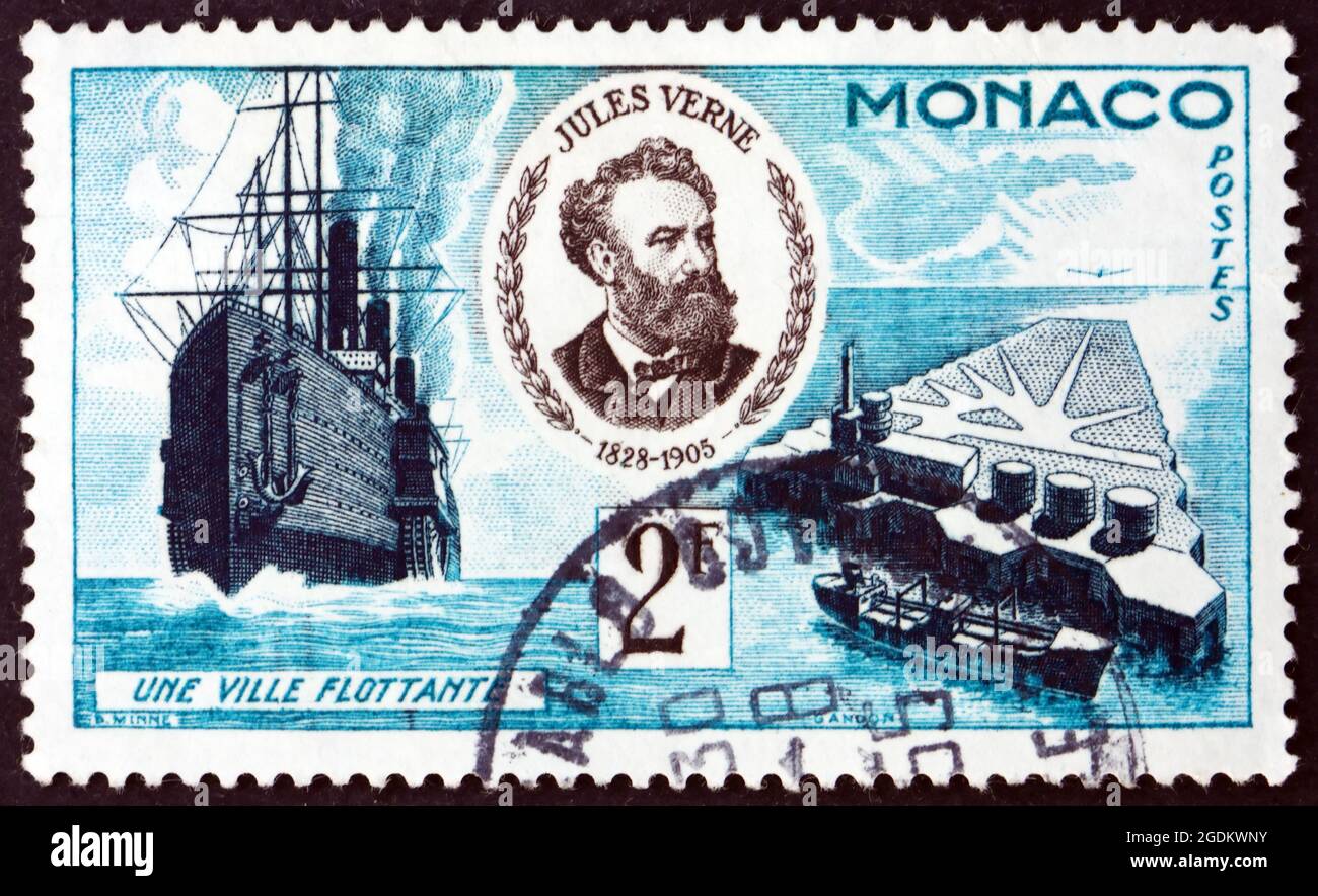 MONACO - UM 1955: Eine in Monaco gedruckte Briefmarke zeigt eine Szene aus EINER schwebenden Stadt, Jules Vernes Buch, 50. Todestag von Jules Verne, CIR Stockfoto