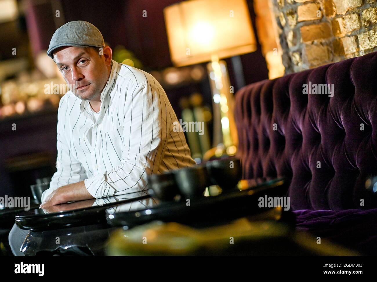 Berlin, Deutschland. August 2021. Sebastian Bezzel, Schauspieler am Rande eines dpa-Interviews. Kredit: Britta Pedersen/dpa-Zentralbild/dpa/Alamy Live Nachrichten Stockfoto