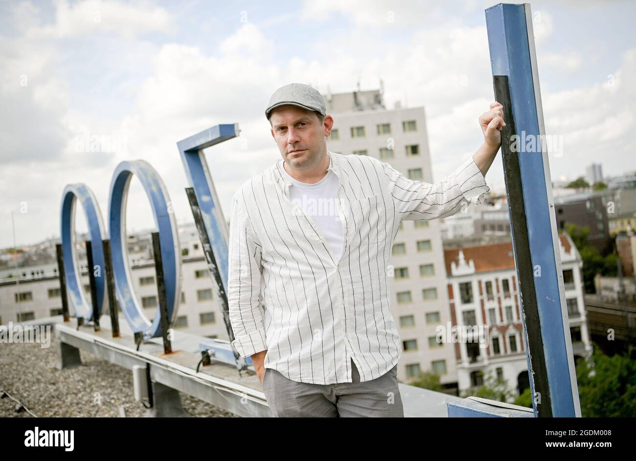 Berlin, Deutschland. August 2021. Sebastian Bezzel, Schauspieler am Rande eines dpa-Interviews. Kredit: Britta Pedersen/dpa-Zentralbild/dpa/Alamy Live Nachrichten Stockfoto