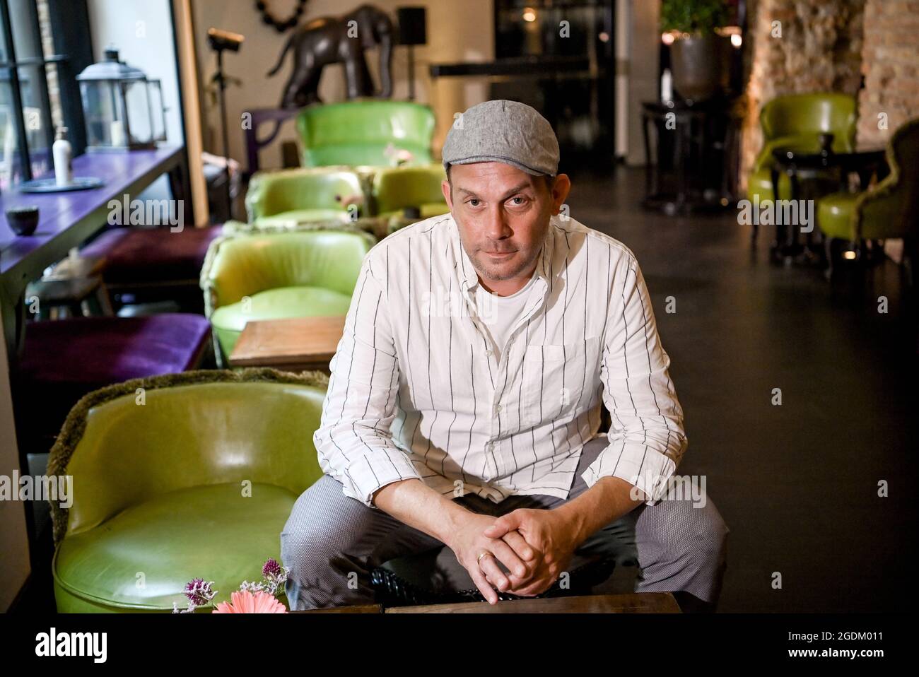 Berlin, Deutschland. August 2021. Sebastian Bezzel, Schauspieler am Rande eines dpa-Interviews. Kredit: Britta Pedersen/dpa-Zentralbild/dpa/Alamy Live Nachrichten Stockfoto