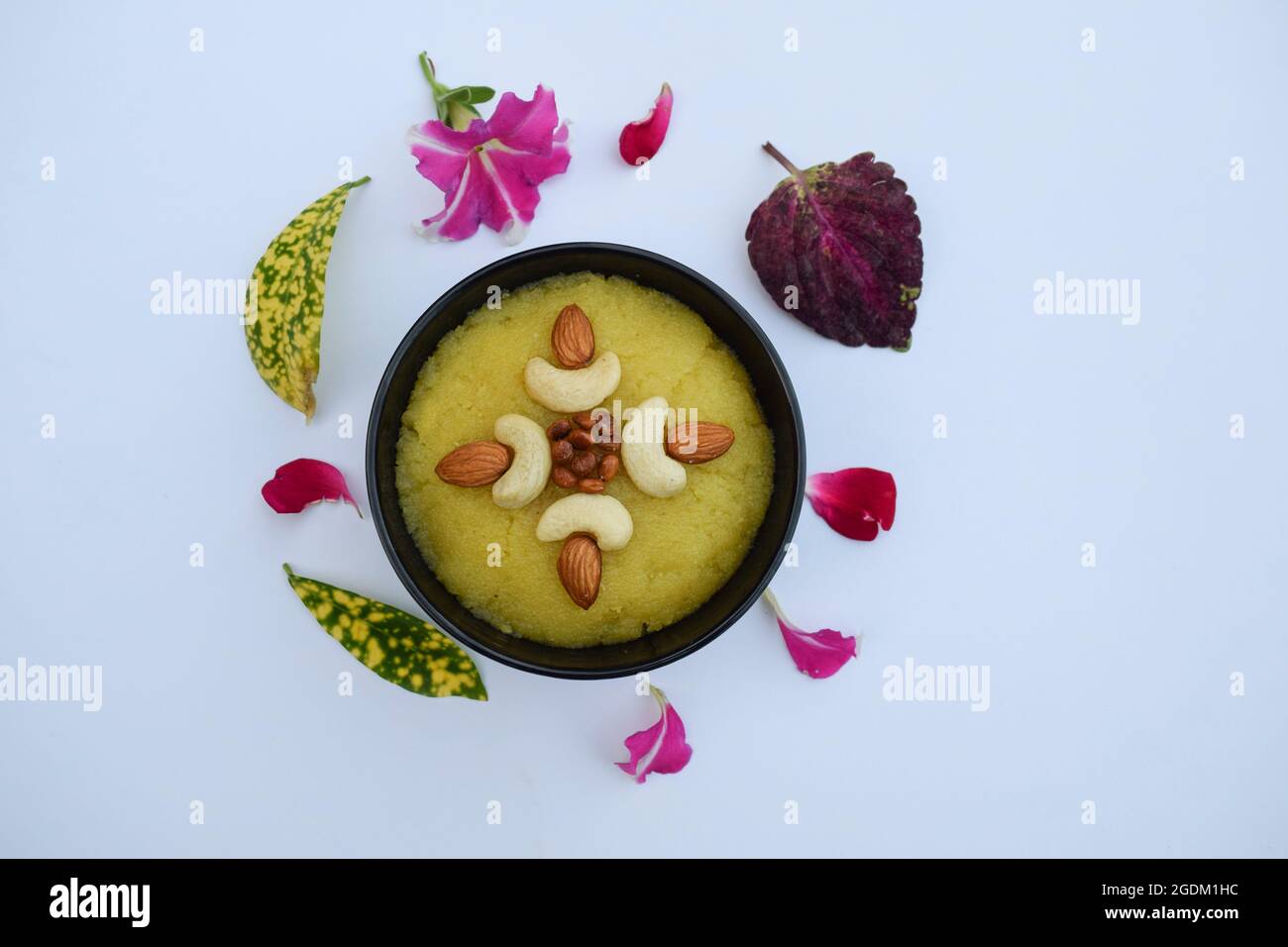 Köstliches süßes Gericht namens Sheera oder Seera, zubereitet mit Desi Ghee und rava, garniert mit trockenen Früchten. Hausgemacht und während des Festivals gegessen. Festival s Stockfoto