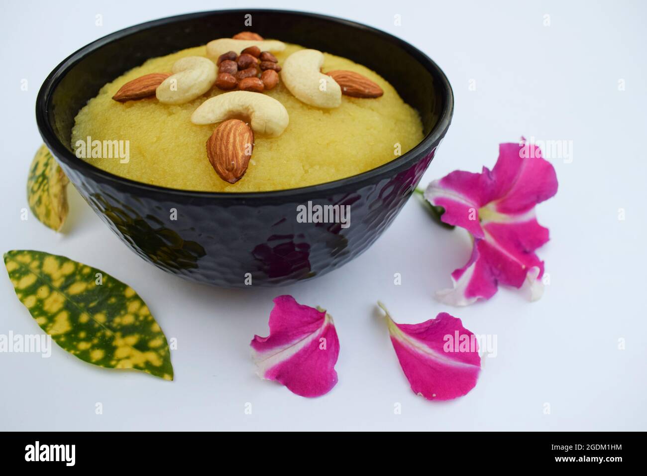 Köstliches festliches süßes Gericht namens Sheera oder Seera, zubereitet mit Desi Ghee und rava, garniert mit trockenen Früchten. Hausgemacht und während des Festivals gegessen. Fe Stockfoto