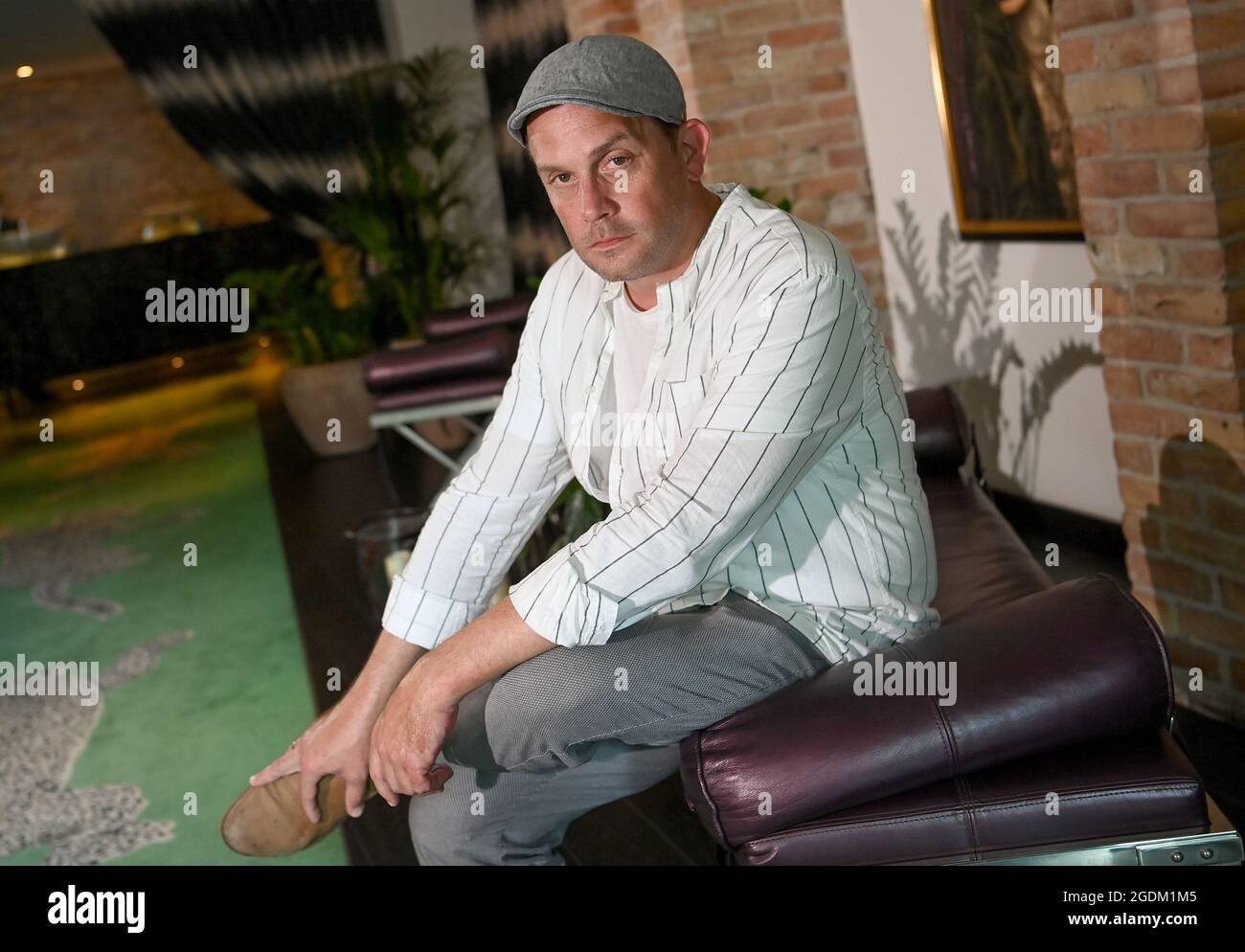 11. August 2021, Berlin: Sebastian Bezzel, Schauspieler am Rande eines dpa-Interviews. Foto: Britta Pedersen/dpa-Zentralbild/dpa Stockfoto