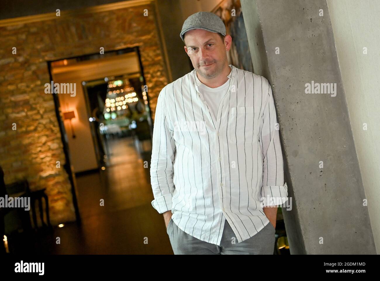 11. August 2021, Berlin: Sebastian Bezzel, Schauspieler am Rande eines dpa-Interviews. Foto: Britta Pedersen/dpa-Zentralbild/dpa Stockfoto