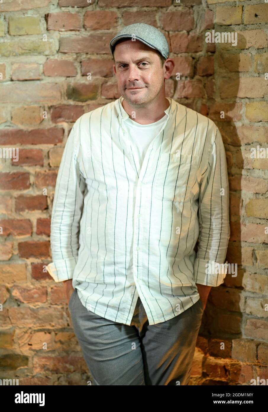 11. August 2021, Berlin: Sebastian Bezzel, Schauspieler am Rande eines dpa-Interviews. Foto: Britta Pedersen/dpa-Zentralbild/dpa Stockfoto