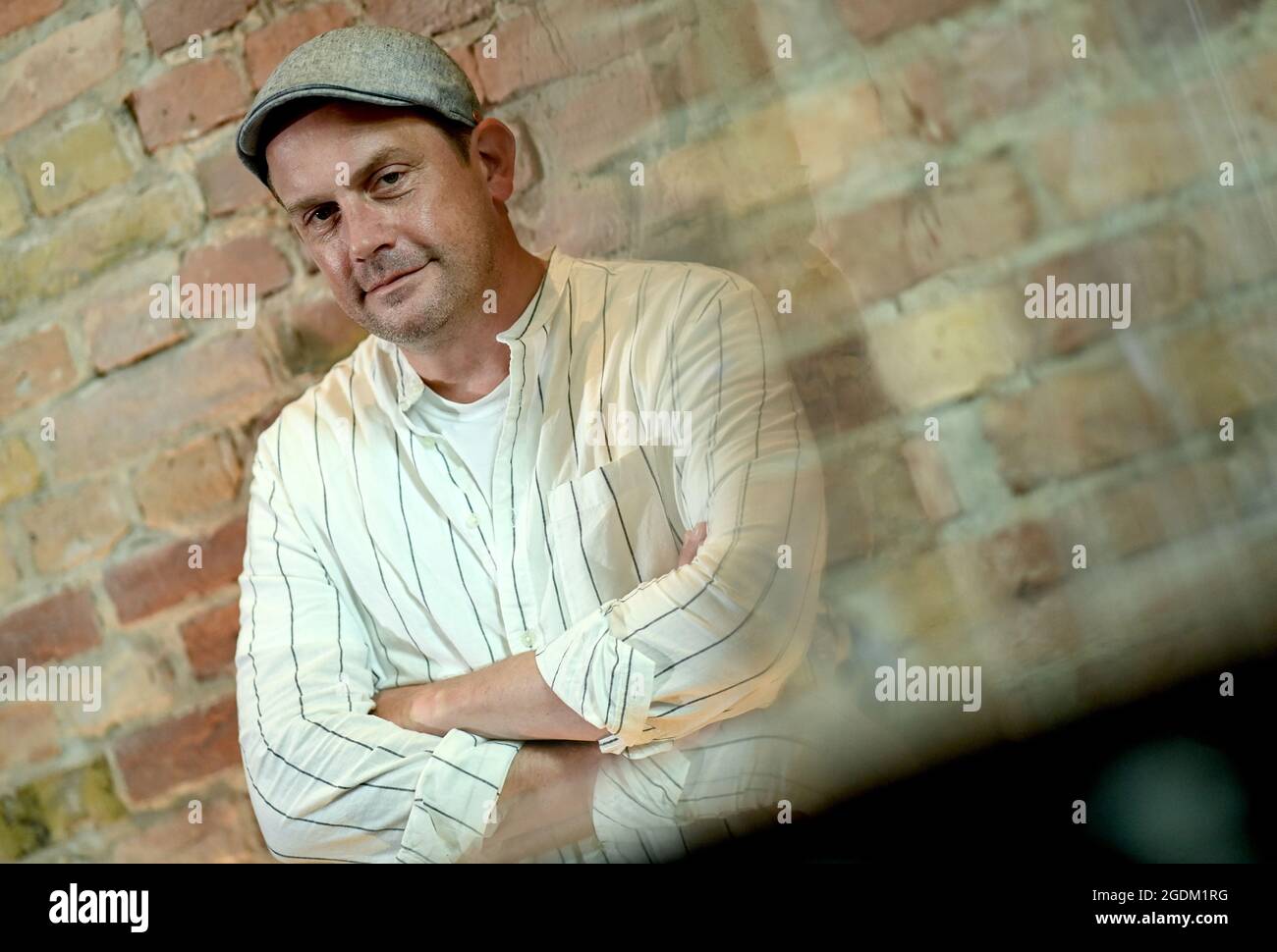 11. August 2021, Berlin: Sebastian Bezzel, Schauspieler am Rande eines dpa-Interviews. Foto: Britta Pedersen/dpa-Zentralbild/dpa Stockfoto