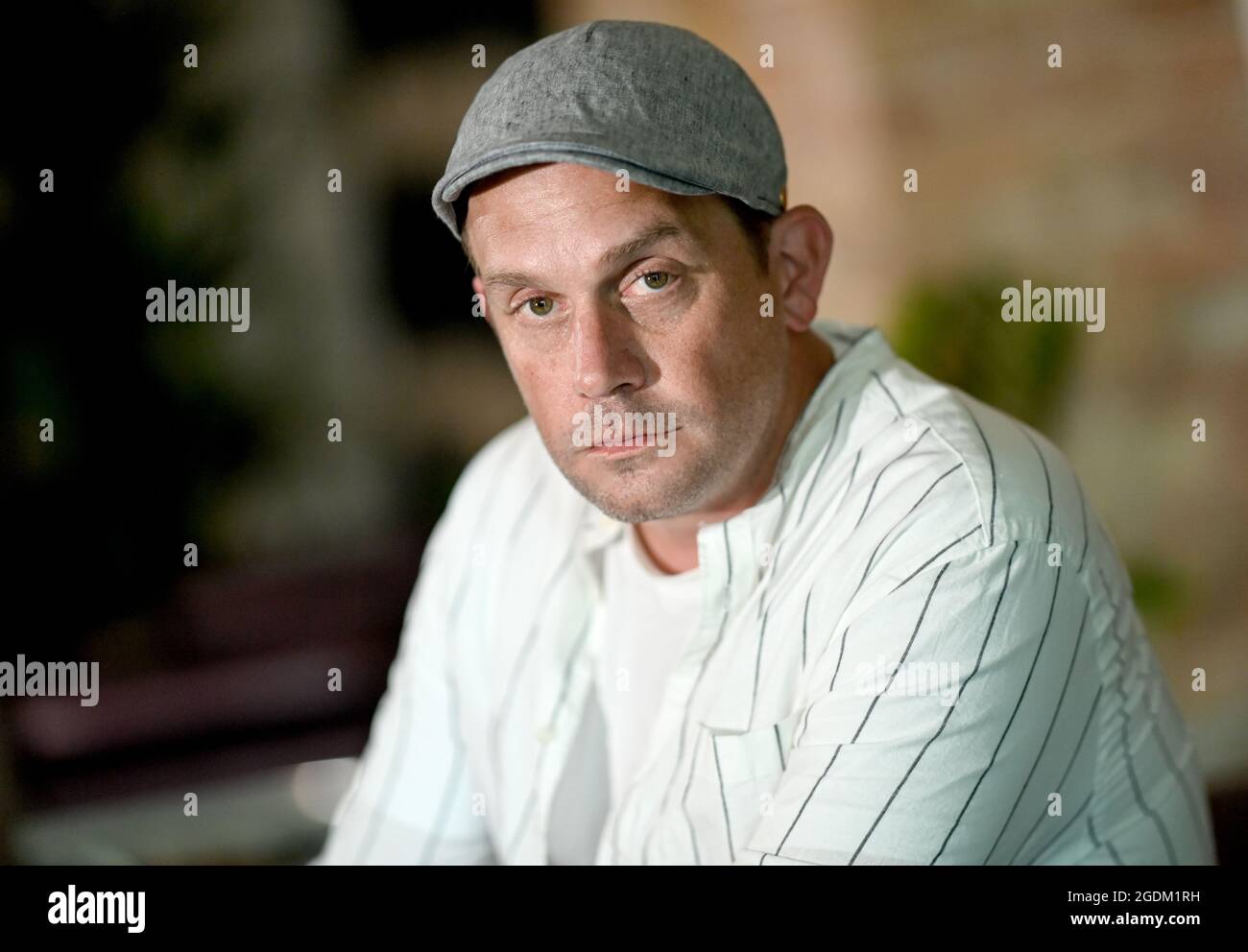 11. August 2021, Berlin: Sebastian Bezzel, Schauspieler am Rande eines dpa-Interviews. Foto: Britta Pedersen/dpa-Zentralbild/dpa Stockfoto