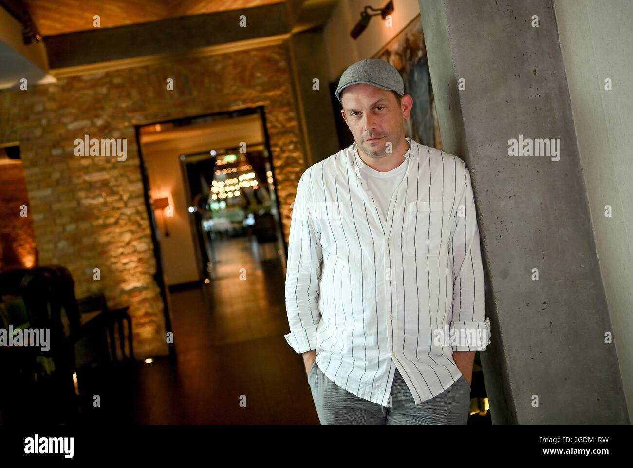 11. August 2021, Berlin: Sebastian Bezzel, Schauspieler am Rande eines dpa-Interviews. Foto: Britta Pedersen/dpa-Zentralbild/dpa Stockfoto