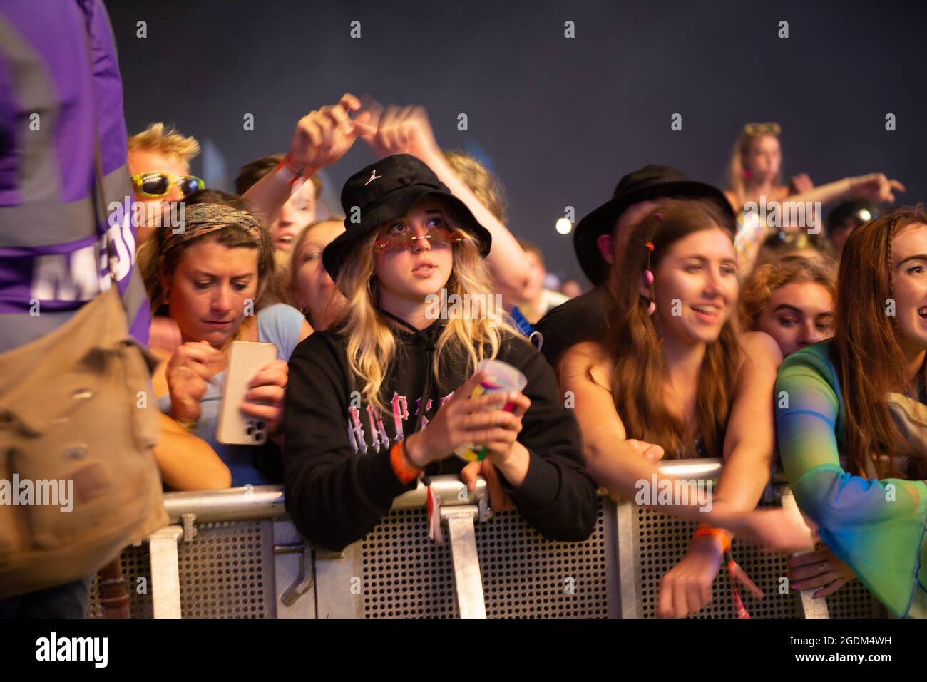 Boardmasters Festival, Watergate Bay, England. 10. August 2021 die Zuschauer genießen den ersten Tag der Musik beim ersten großen Surf and Music Festival in Großbritannien seit über 2 Jahren. Credit Jonathan Ward/Alamy Live News Stockfoto