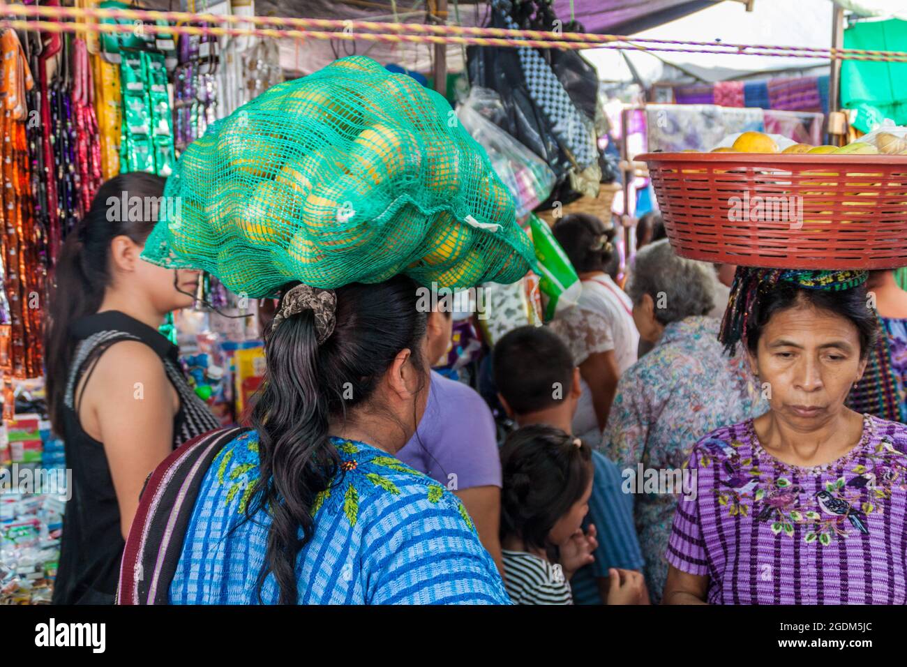 SANTIAGO ATITLAN, GUATEMALA - 24. MÄRZ 2016: Indigene Völker auf einem Markt im Dorf Santiago Atitlan. Stockfoto