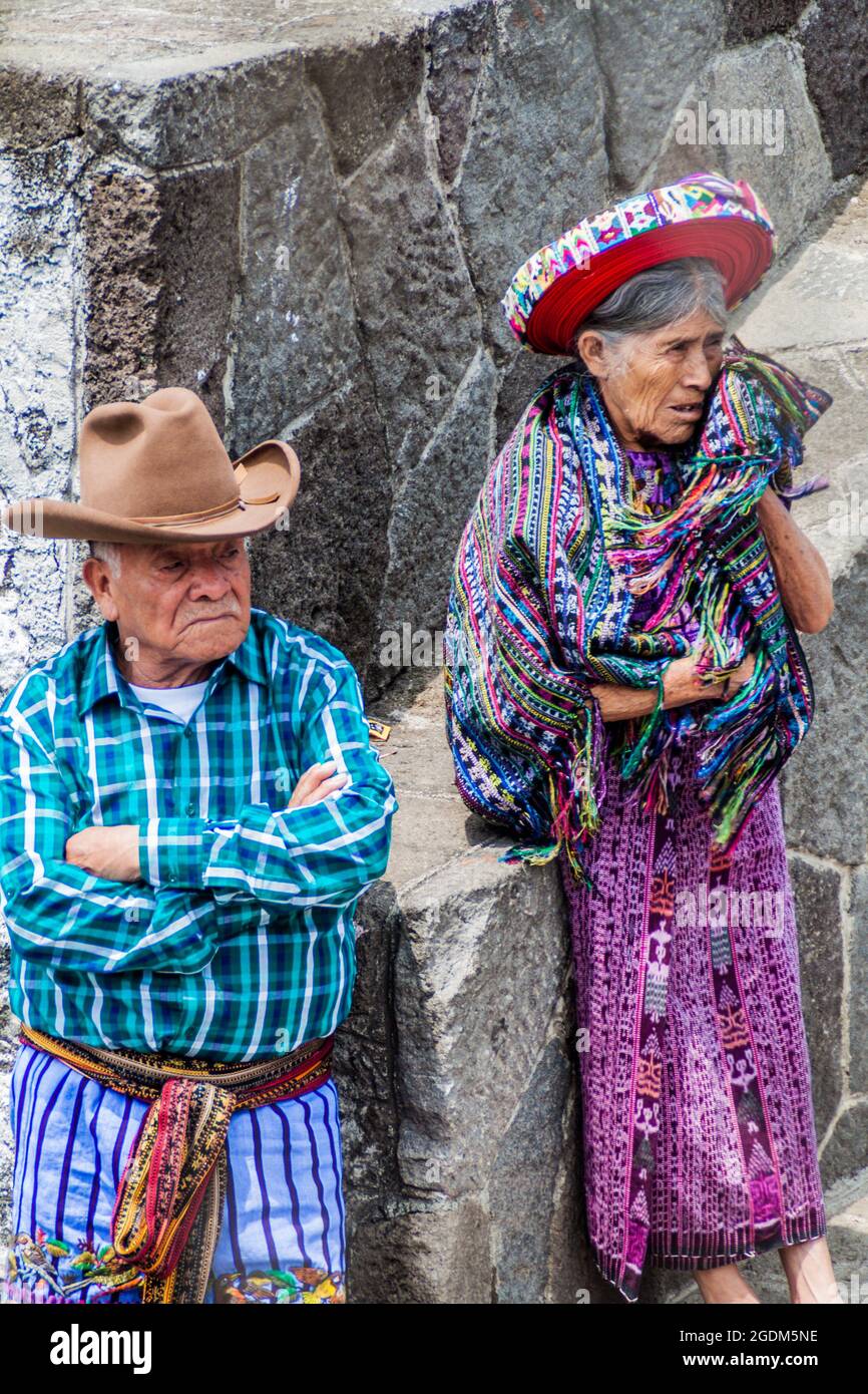 SANTIAGO ATITLAN, GUATEMALA - 24. MÄRZ 2016: Indigene Völker tragen traditionelle Kleidung im Dorf Santiago Atitlan. Stockfoto