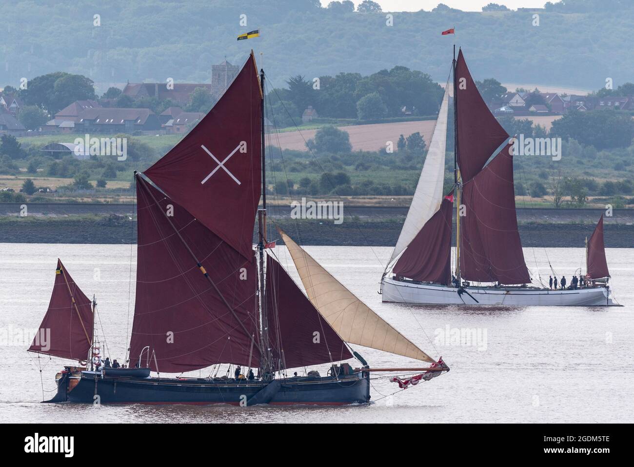 Stanford-le-Hope, Essex, Großbritannien. August 2021. Das erste Rennen im Jahr 1863 das Rennen, oder Spiel, gilt als der längste laufende Wettbewerb seiner Art in der Welt und wird von Thames Sailing Lastkähne des Designs, die seit dieser Zeit wenig verändert geblieben. Obwohl älter, hat sich der America's Cup entwickelt. Der lockere Start fand um 08:00 Uhr im Lower Hope Reach der Themse vor dem Stanford-le-Hope-Ufer statt. Das Rennen geht flussabwärts in die Mündung von Essex/Kent, bevor es wieder zur Ziellinie vor Gravesend zurückgeht, eine Distanz von 43 Seemeilen. SB Marjorie Positionierung Stockfoto