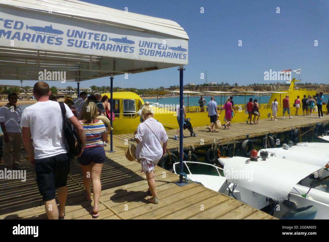 U-Boot-Ausflug in Sharm El Sheikh Ägypten U-Boot-Leute laufen Urlauber gelbe Flagge fliegende Brise Sommertagswetter Stockfoto