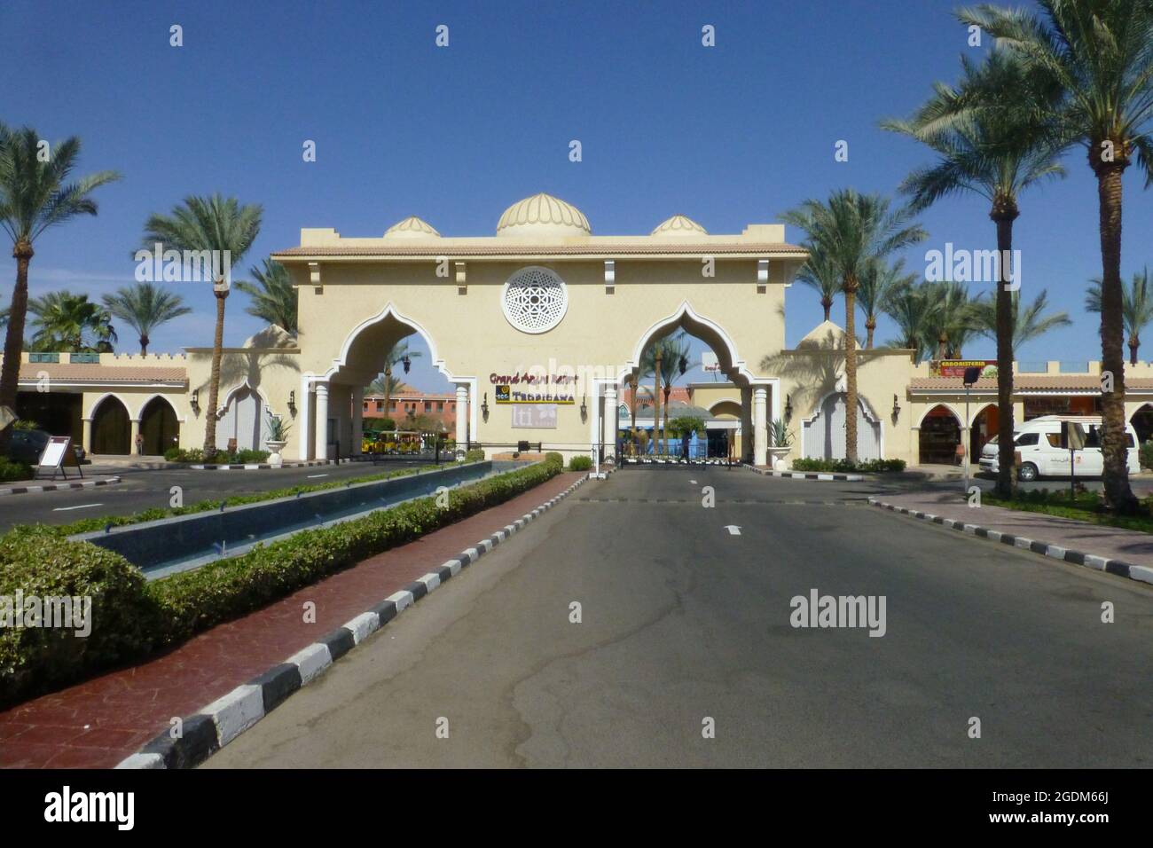 Sharm El Sheikh Egypt Hotel Road Pfad vor Palmen Baummarkierungen Bogenbögen Autos sonniger Tag heißes Wetter Eingangsgebäude Urlaub Stockfoto