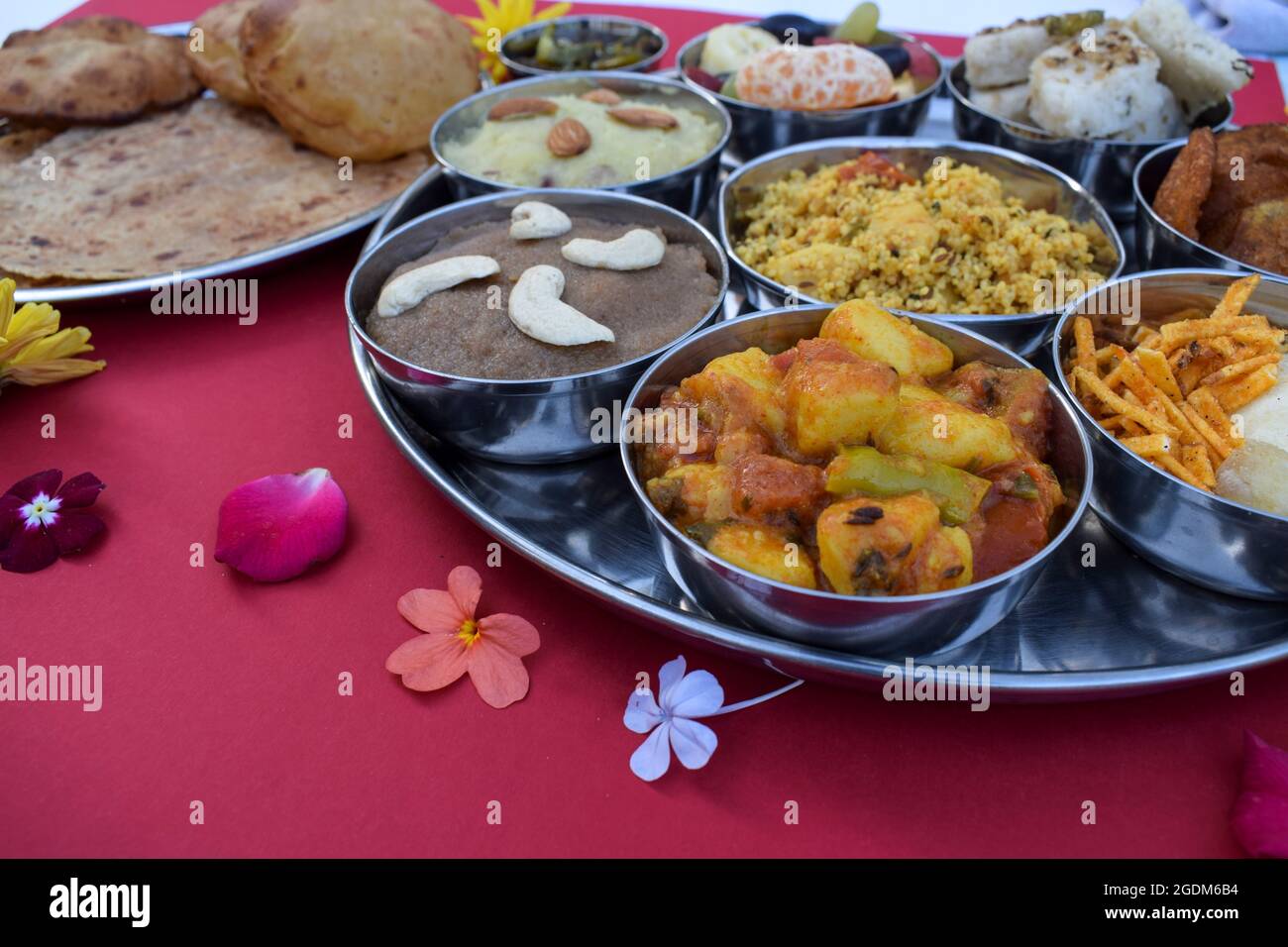 Komplette indische Fastfood-Mahlzeiten Thali-Platte serviert während Sawan mahina oder Saawan Monat mit allen Upwas Zutaten wie Kartoffelkurri, Ragi Sheera, Stockfoto
