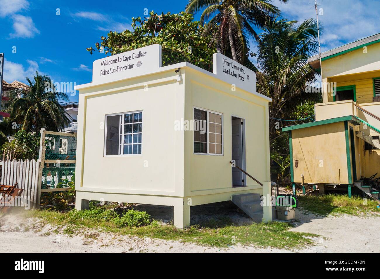 CAYE CAULKER, BELIZE - 2. MÄRZ 2016: Samll Polizeistation auf Caye Caulker Island, Belize Stockfoto