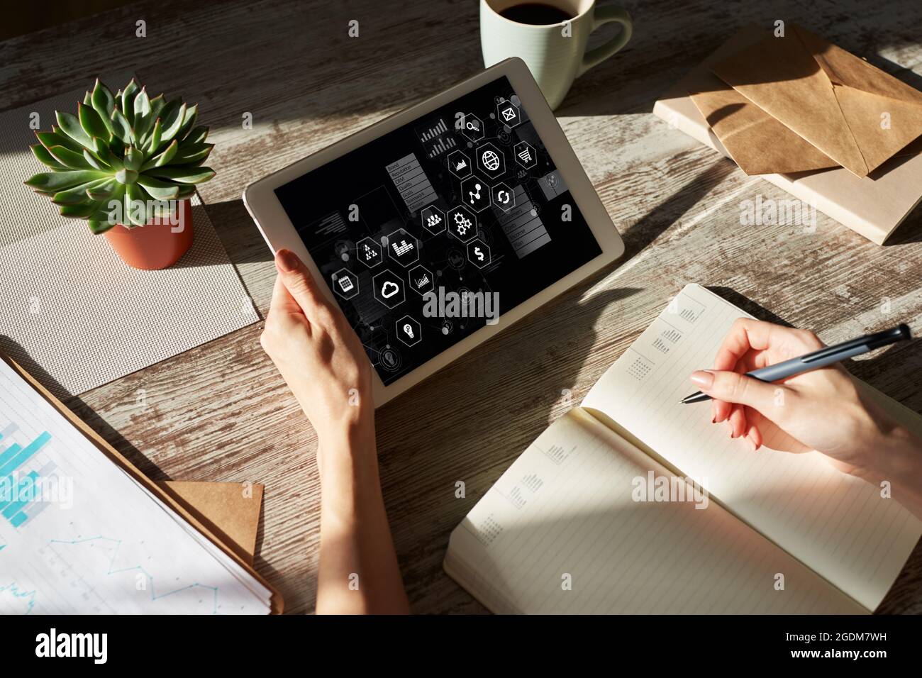 Geschäfts- und Technologiekonzept. Virtuelles Bedienfeld auf dem Gerätebildschirm Stockfoto