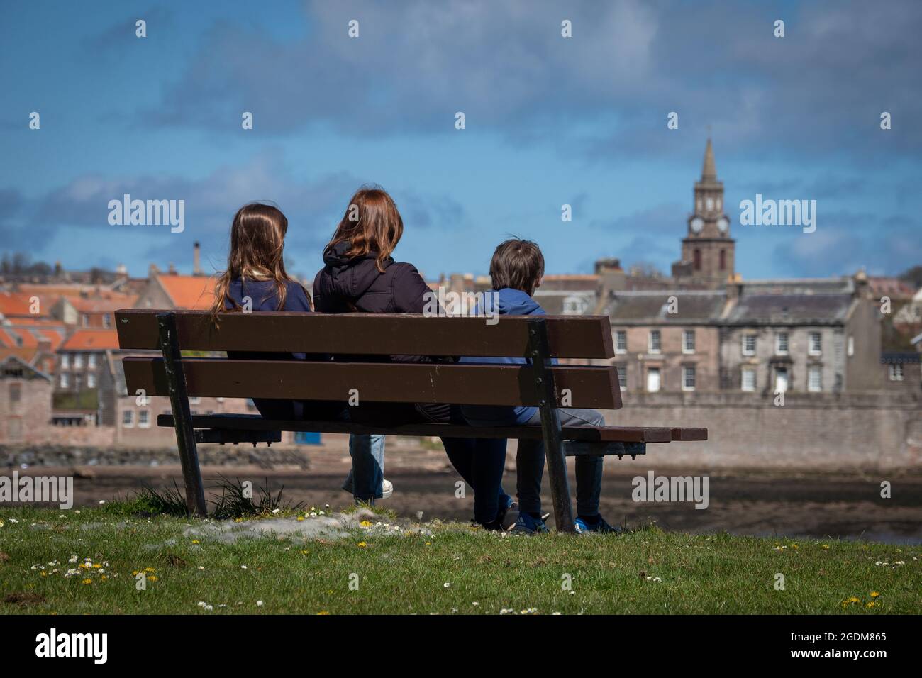 Familie mit Blick auf Berwick upon Tweed, Northumberland Stockfoto