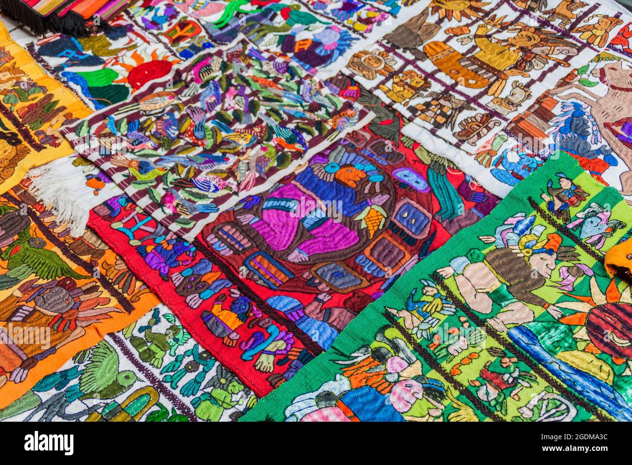 SANTIAGO ATITLAN, GUATEMALA - 23. MÄRZ 2016: Traditionelle lokale Textilien auf einem Markt im Dorf Santiago Atitlan. Stockfoto