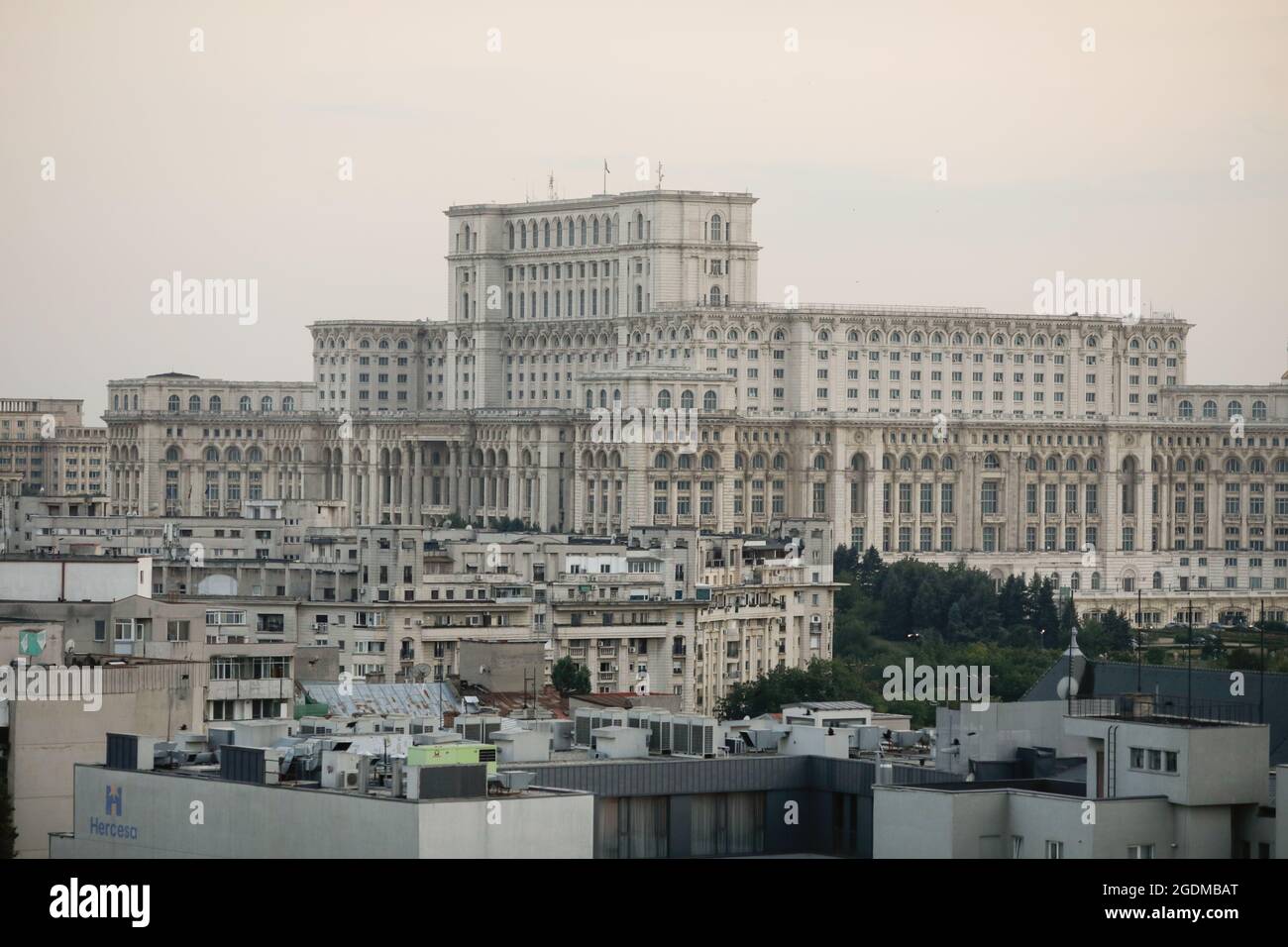 Bukarest, Rumänien - 13. August 2021: Überblick über die Altstadt von Bukarest während eines Sonnenuntergangs mit dem Palast des Parlaments. Stockfoto