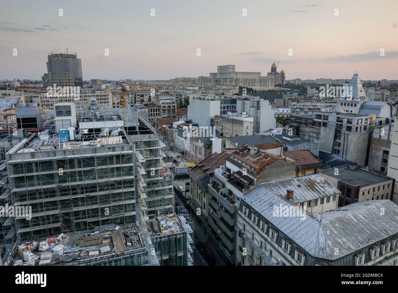 Bukarest, Rumänien - 13. August 2021: Überblick über die Altstadt von Bukarest während eines Sommeruntergangs. Neue und alte Gebäude zusammen. Stockfoto