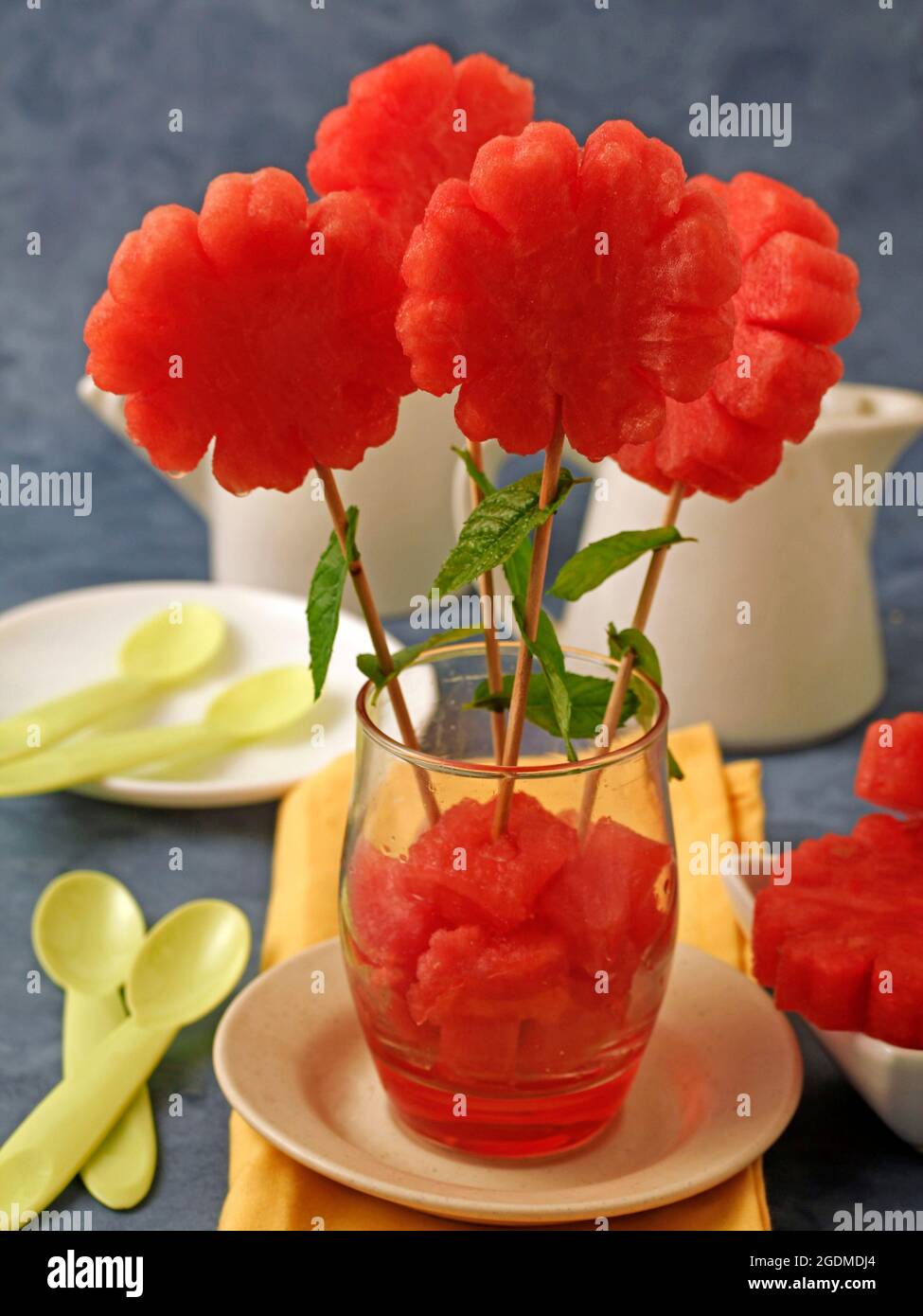 Blüten von Wassermelone mit Minze. Stockfoto