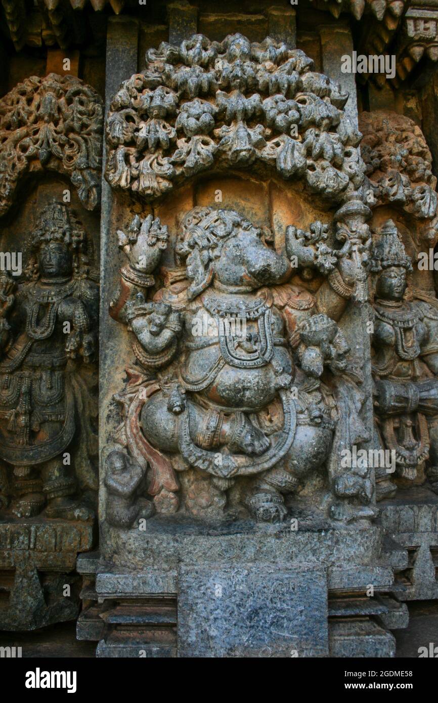 Hochdetaillierte intrinsische Schnitzereien des 800 Jahre alten hindu-Tempels in Somnathpur, Mysuru, Karnataka, Indien. Tempel, der Lord Vishnu gewidmet ist Stockfoto