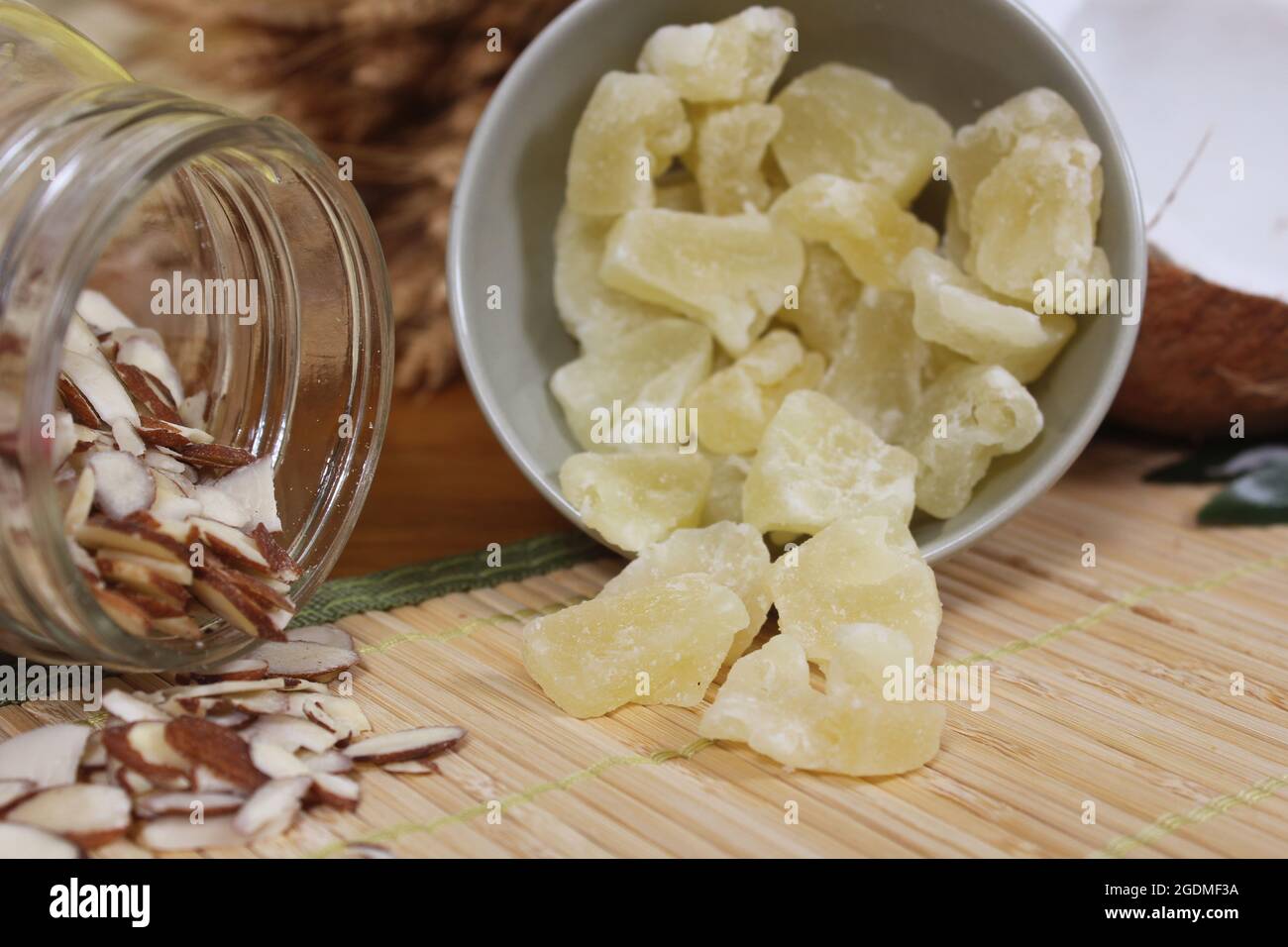 In Scheiben geschnittene Mandeln und getrocknete Ananas auf Bambusmatte Stockfoto