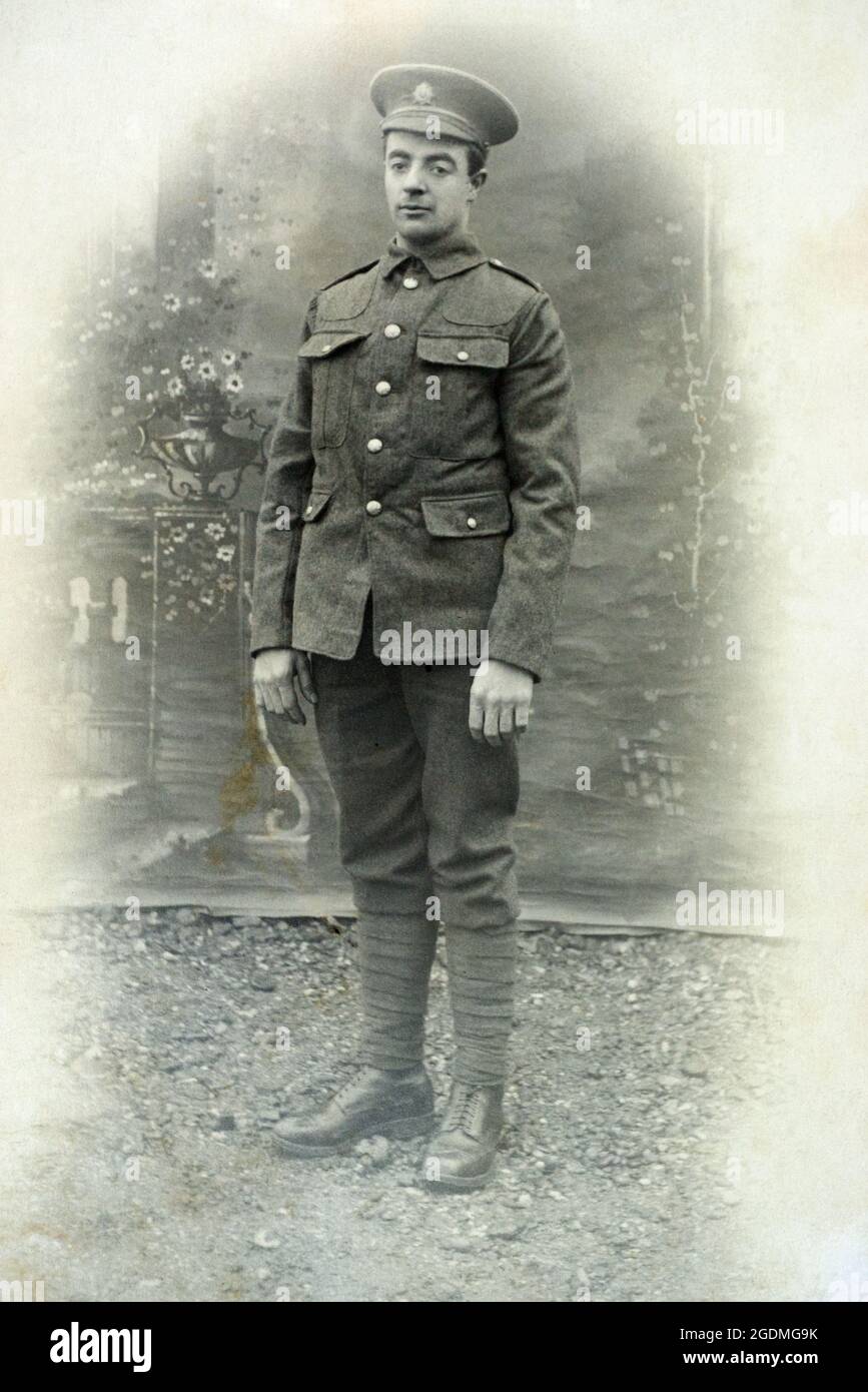 Ein Porträt eines britischen Soldaten aus dem Ersten Weltkrieg, eines Privatperson im Armeedienst-Korps, stehend. Stockfoto