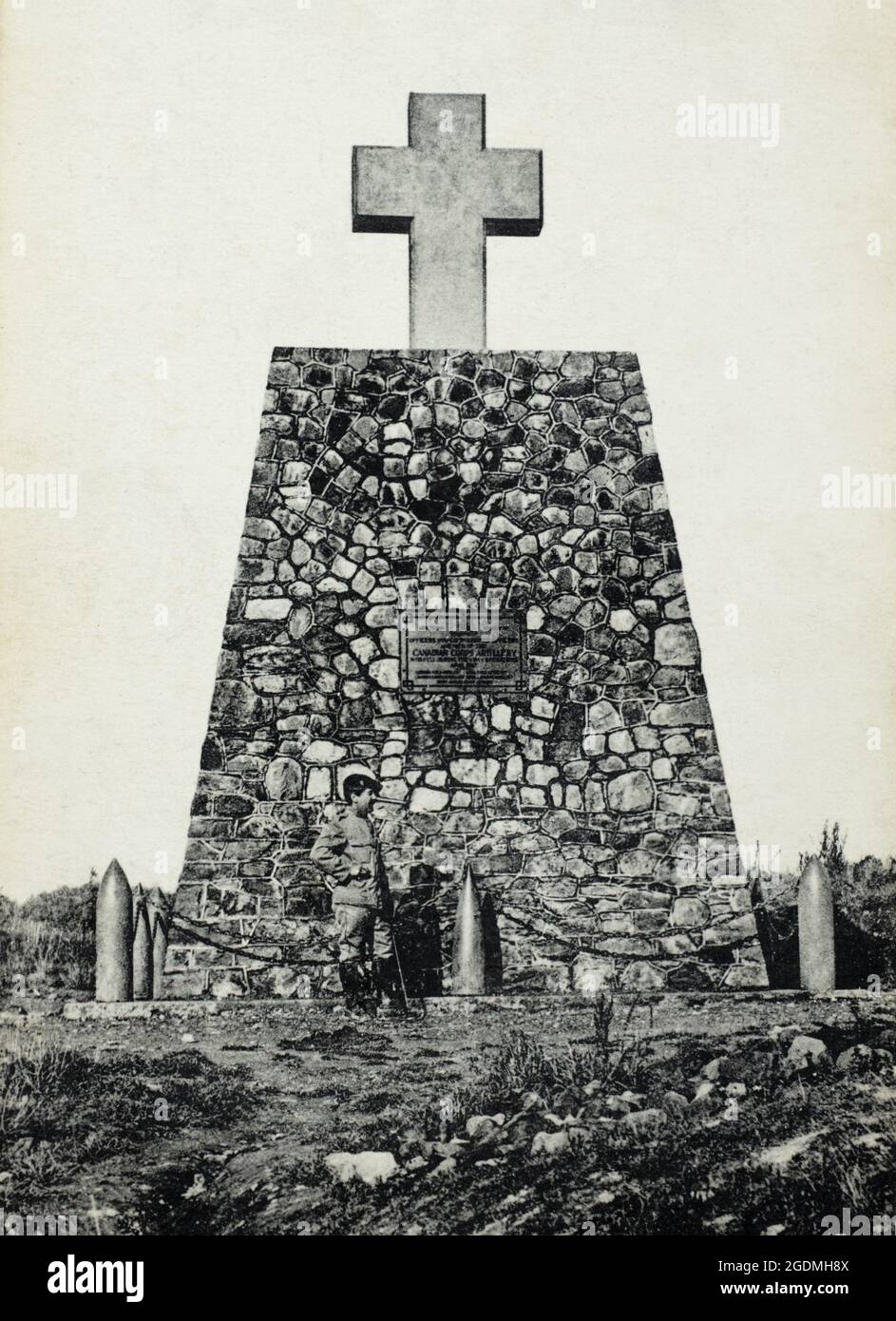 Eine historische Ansicht des Denkmals zur Erinnerung an die Offiziere und Soldaten des kanadischen Artilleriekorps, die ihre Rolle bei der Eroberung von Vimy Ridge, 1917, gespielt haben. Das Denkmal befindet sich in Thélus, Frankreich. Entnommen aus einer Postkarte c. bilde. Stockfoto
