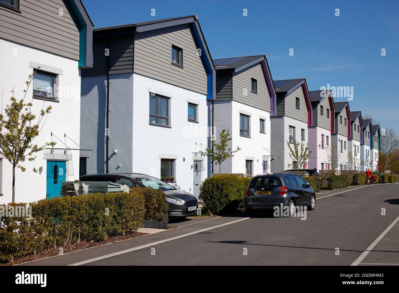 Neuere umweltfreundliche Häuser in einer kleinen Entwicklung in Roborough in der Nähe von Plymouth in Großbritannien. Häuser verfügen über Sonnenkollektoren und eine hohe thermische Effizienz. Stockfoto