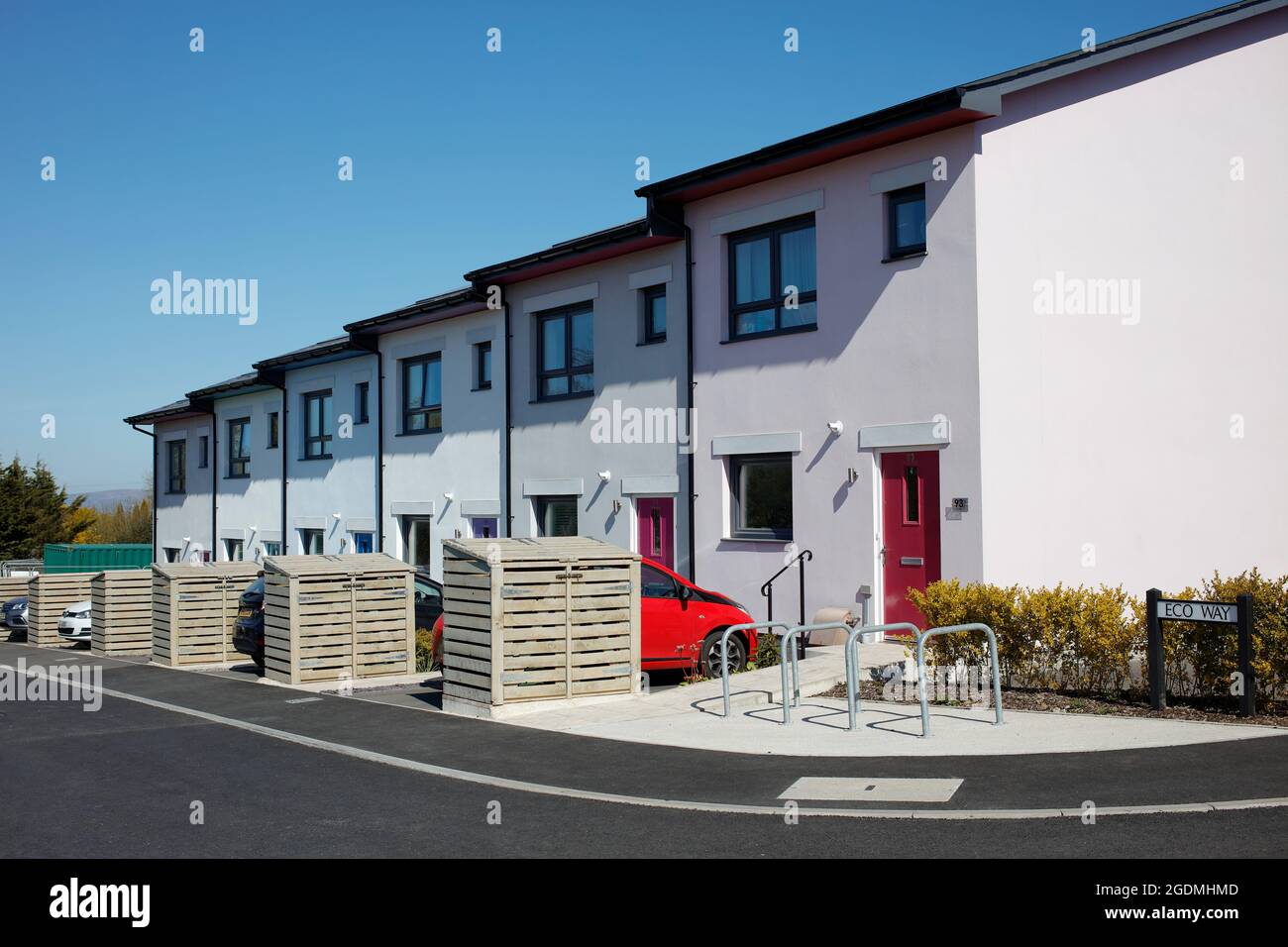 Neuere umweltfreundliche Häuser in einer kleinen Entwicklung in Roborough in der Nähe von Plymouth in Großbritannien. Häuser verfügen über Sonnenkollektoren und eine hohe thermische Effizienz. Stockfoto