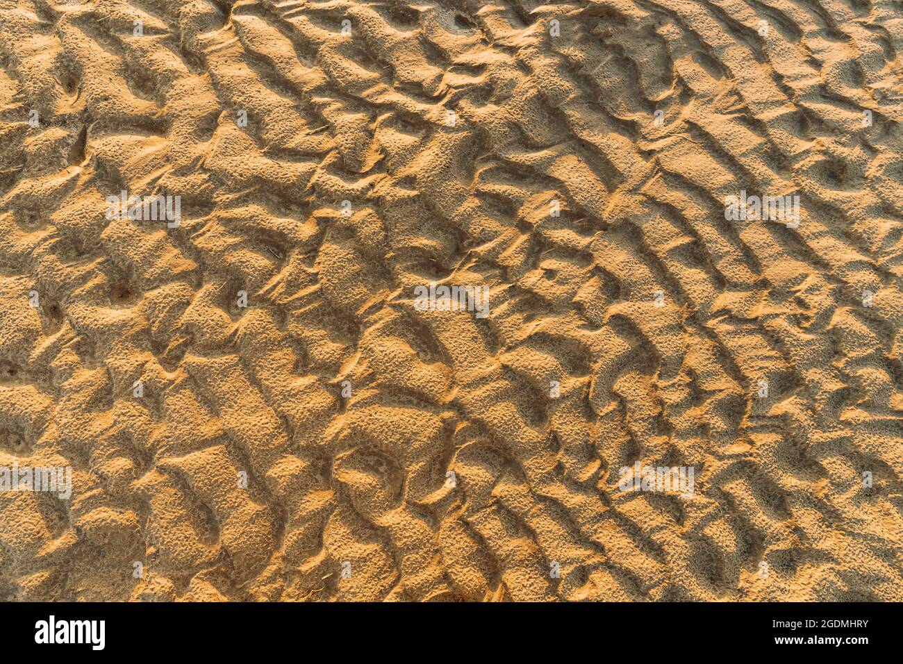 Hintergrund Von Braunem Erodiertem Boden, Boden Nach Überschwemmungen Oder Starkregen Stockfoto