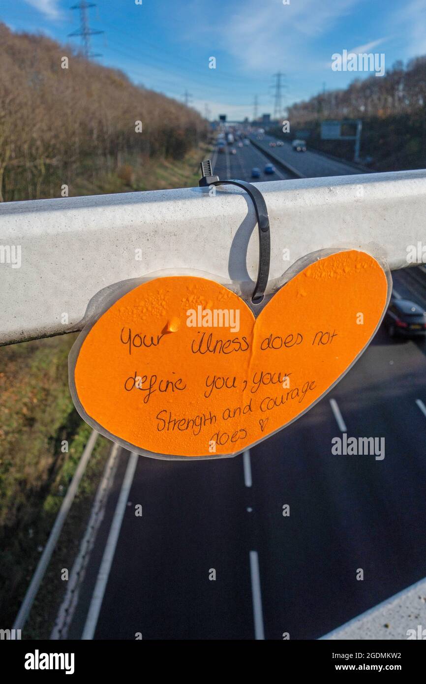 Selbstmordwache Herz auf Autobahnbrücke von einem guten Samariter platziert, Stockfoto