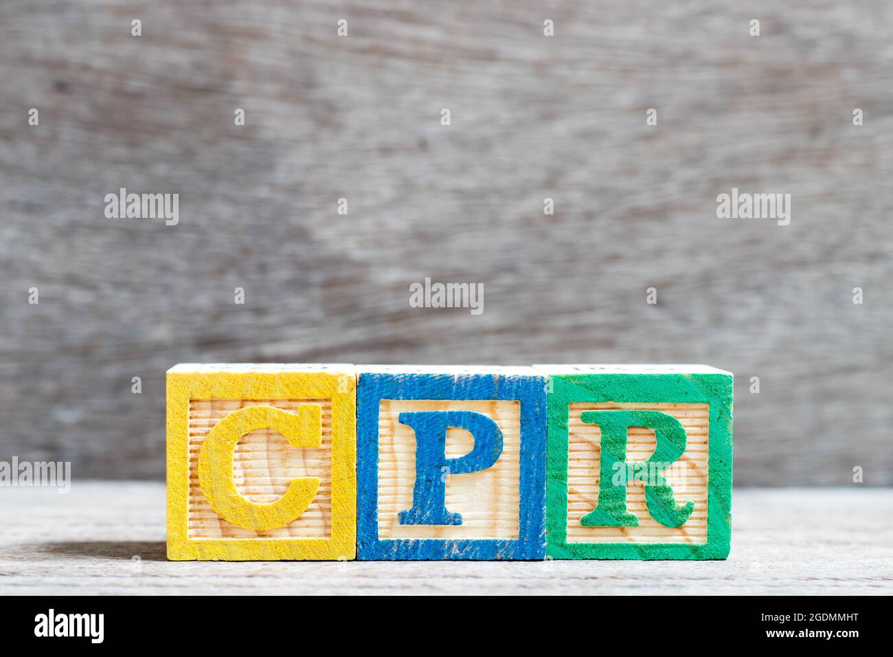 Farbe schreiben Block in Wort CPR (Abkürzung der kardiopulmonalen Reanimation) auf Holz Hintergrund Stockfoto
