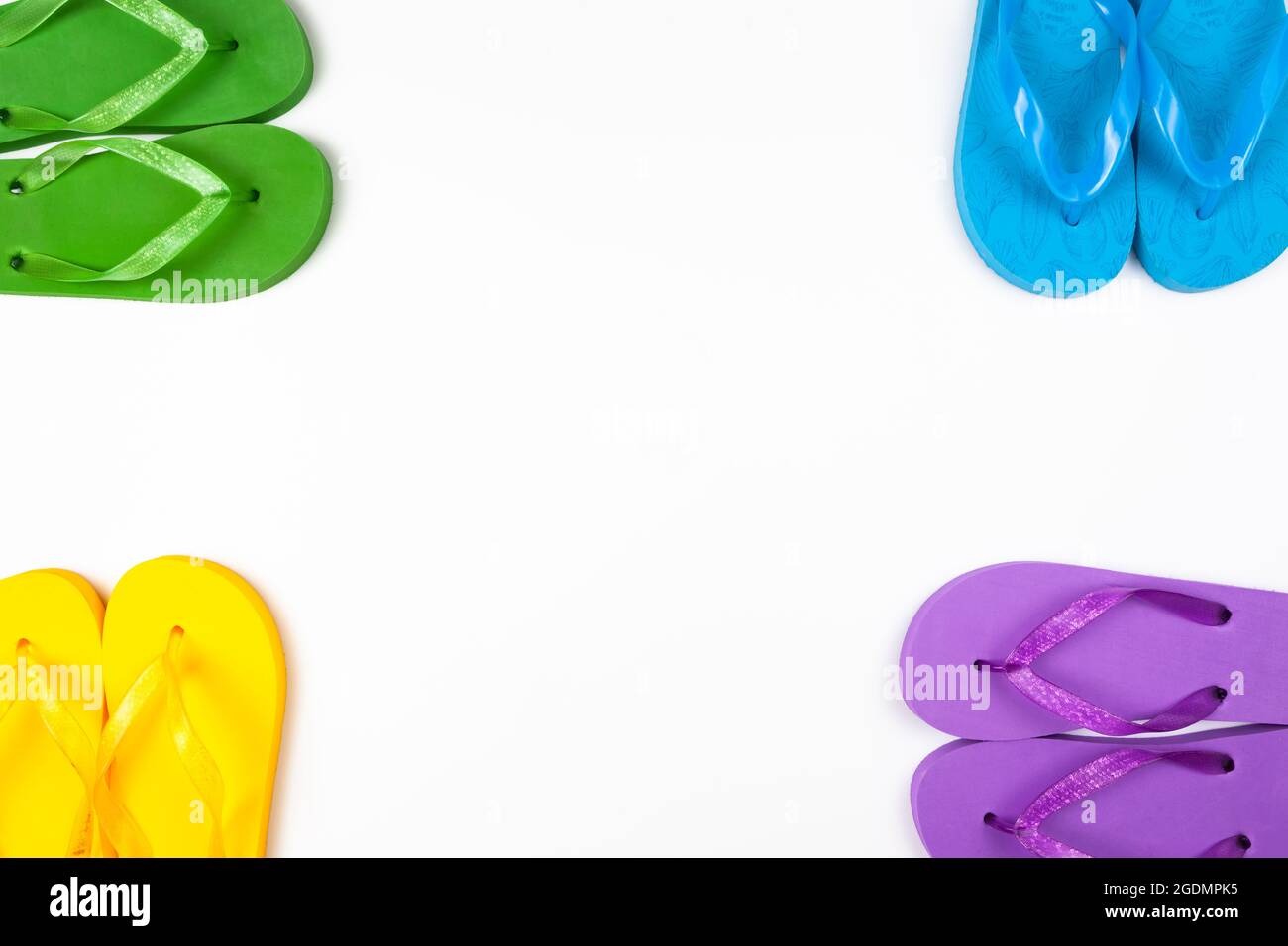 Vier Paar mehrfarbige Gummiknüppel auf weißem Hintergrund isolieren Stockfoto