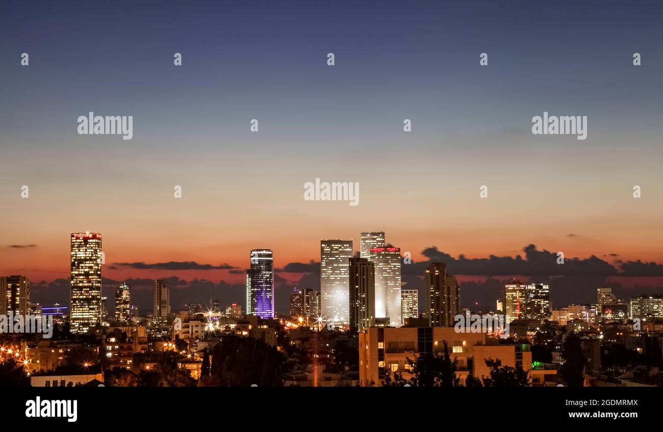 Israel, Tel Aviv Stadtbild in der Dämmerung Stockfoto