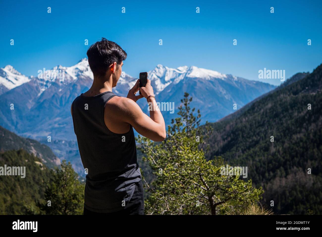 Junger Mann nehmen Foto mit Handy Stockfoto