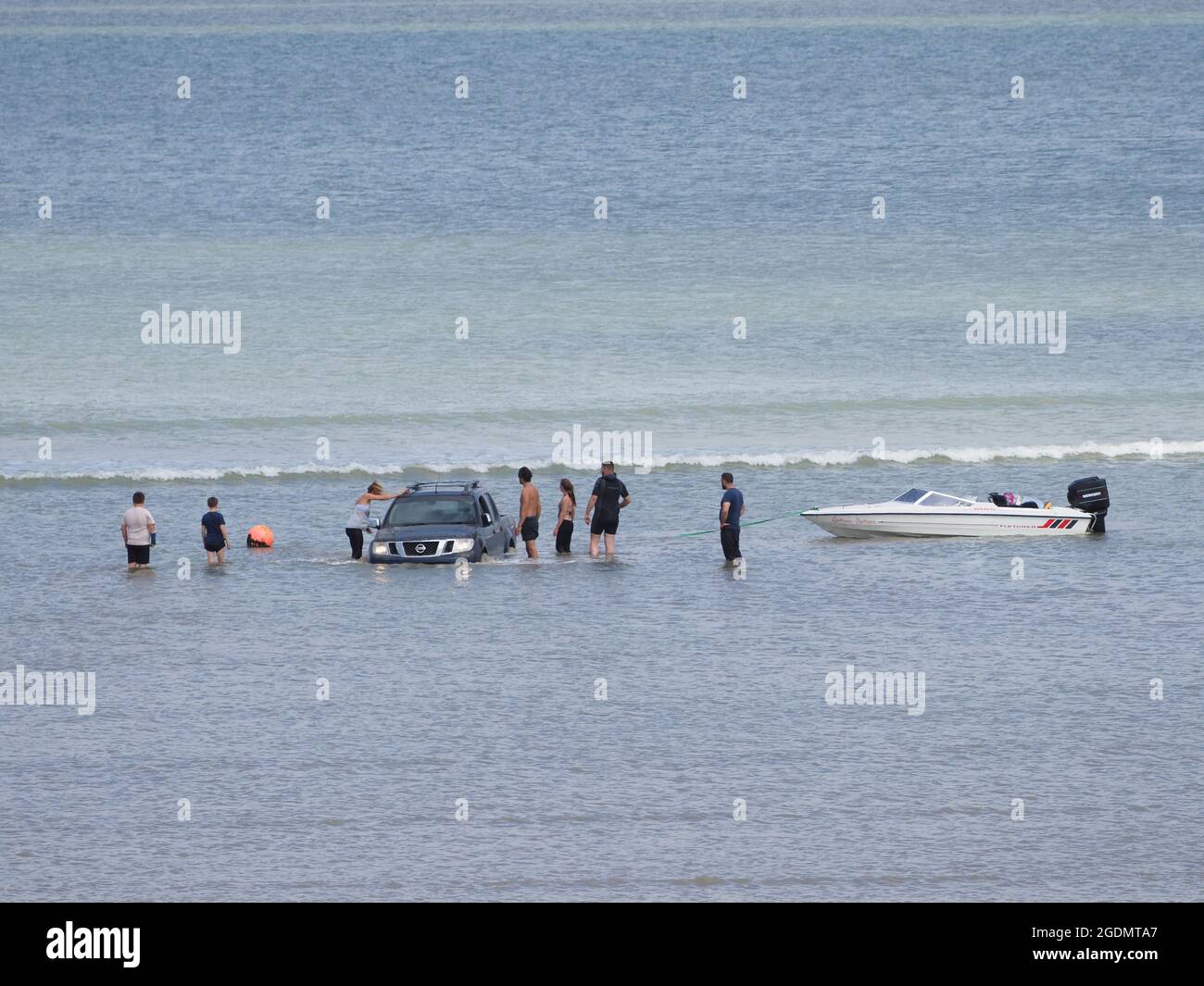 Minster on Sea, Kent, Großbritannien. August 2021. Ein 4x4-LKW, der versuchte, ein Schnellboot aus dem Wasser von Minster on Sea zu schleppen, Kent blieb an diesem Nachmittag stecken, als die steigende Flut das Fahrzeug bald verschlang. Kredit: James Bell/Alamy Live Nachrichten Stockfoto