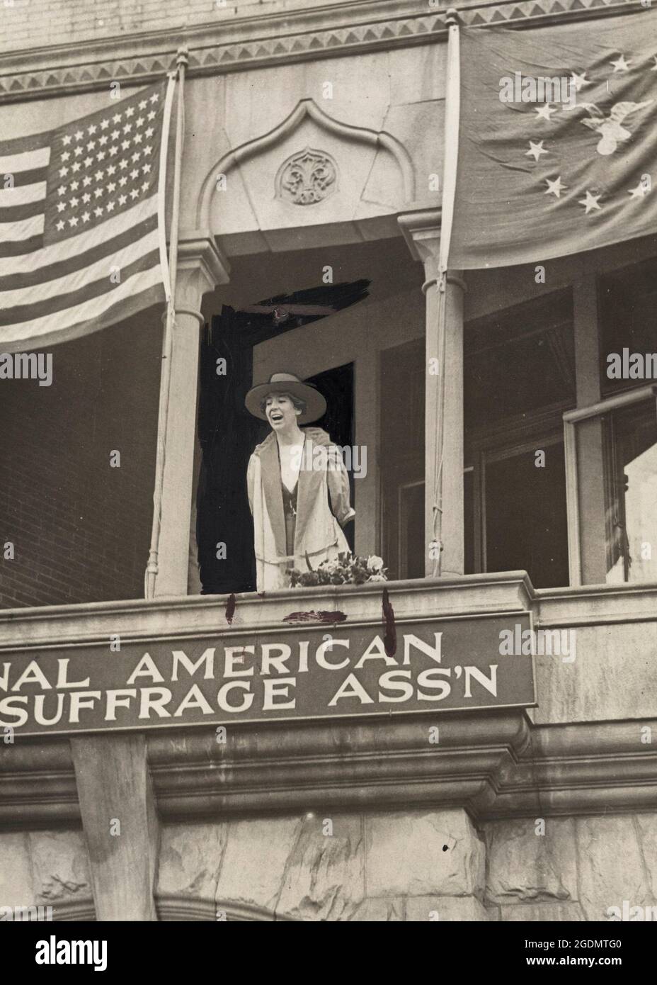 Jeannette Rankin sprach am 2. April 1917 vom Balkon der National American Woman Suffrage Association aus – am selben Tag, an dem Präsident Wilson erklärte: „die Welt muss für die Demokratie sicher gemacht werden.“ Stockfoto
