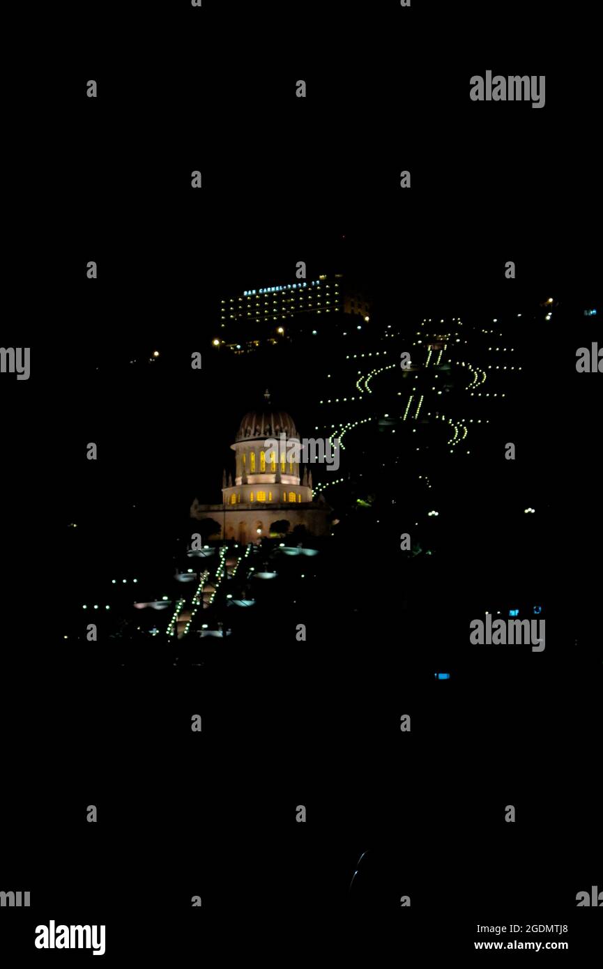 Israel, Haifa, Bhai-Tempel bei Nacht, Dan Carmel Hotel im Hintergrund Stockfoto