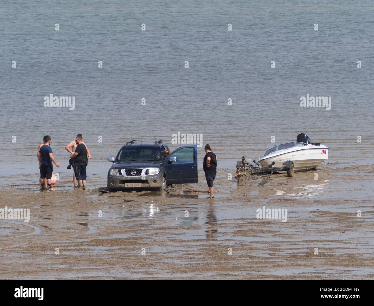 Minster on Sea, Kent, Großbritannien. August 2021. Ein 4x4-LKW, der versuchte, ein Schnellboot aus dem Wasser von Minster on Sea zu schleppen, Kent blieb an diesem Nachmittag stecken, als die steigende Flut das Fahrzeug bald verschlang. Kredit: James Bell/Alamy Live Nachrichten Stockfoto