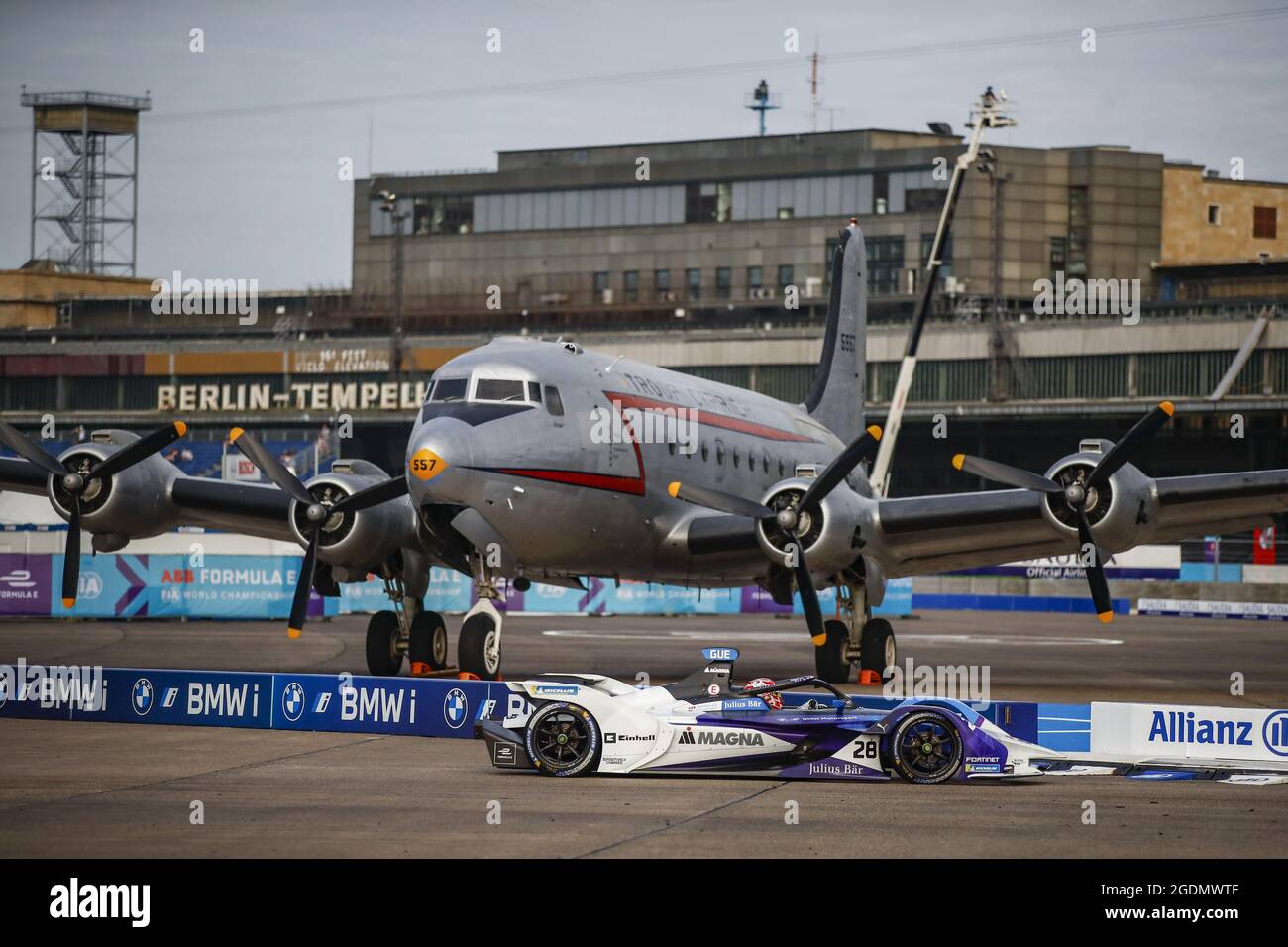 Berlin, Deutschland . August 2021. 28 Gunther Maximilian (ger), BMW i Andretti Motorsport, BMW iFE.21, Aktion während des Berlin ePrix 2021, 8. Treffen der Formel-E-Weltmeisterschaft 2020-21, auf dem Stadtkurs des Flughafens Tempelhof vom 14. Bis 15. August in Berlin, Deutschland - Foto Xavi Bonilla / DPPI Quelle: Independent Photo Agency/Alamy Live News Stockfoto