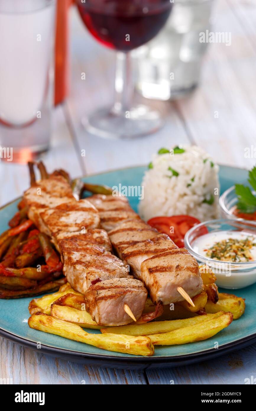 griechische Souvlaki-Spieße mit pommes frites Stockfoto