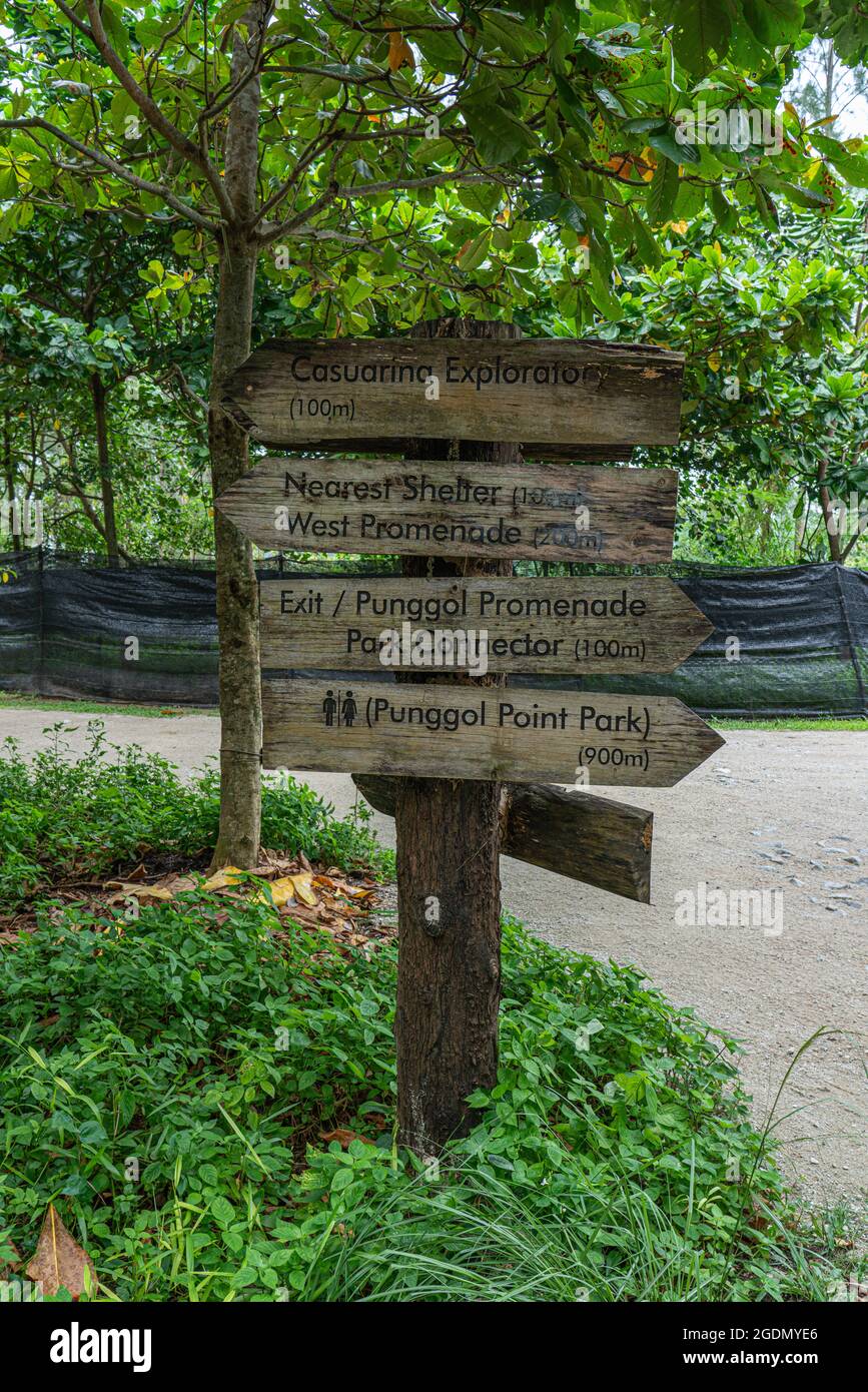 Singapur - 15. Juli 2018: Schild Pungol Park zu verschiedenen Zielen Stockfoto
