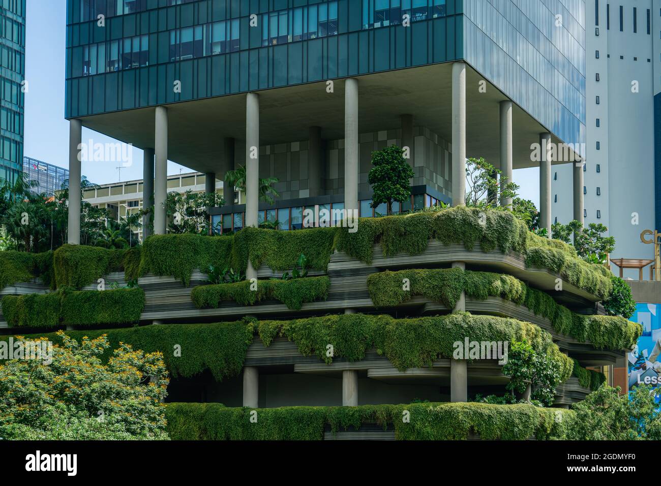Singapur - 25. März 2020: Außenansicht des Park Royal Hotels in Singapur, Hotel in einem Garten Stockfoto
