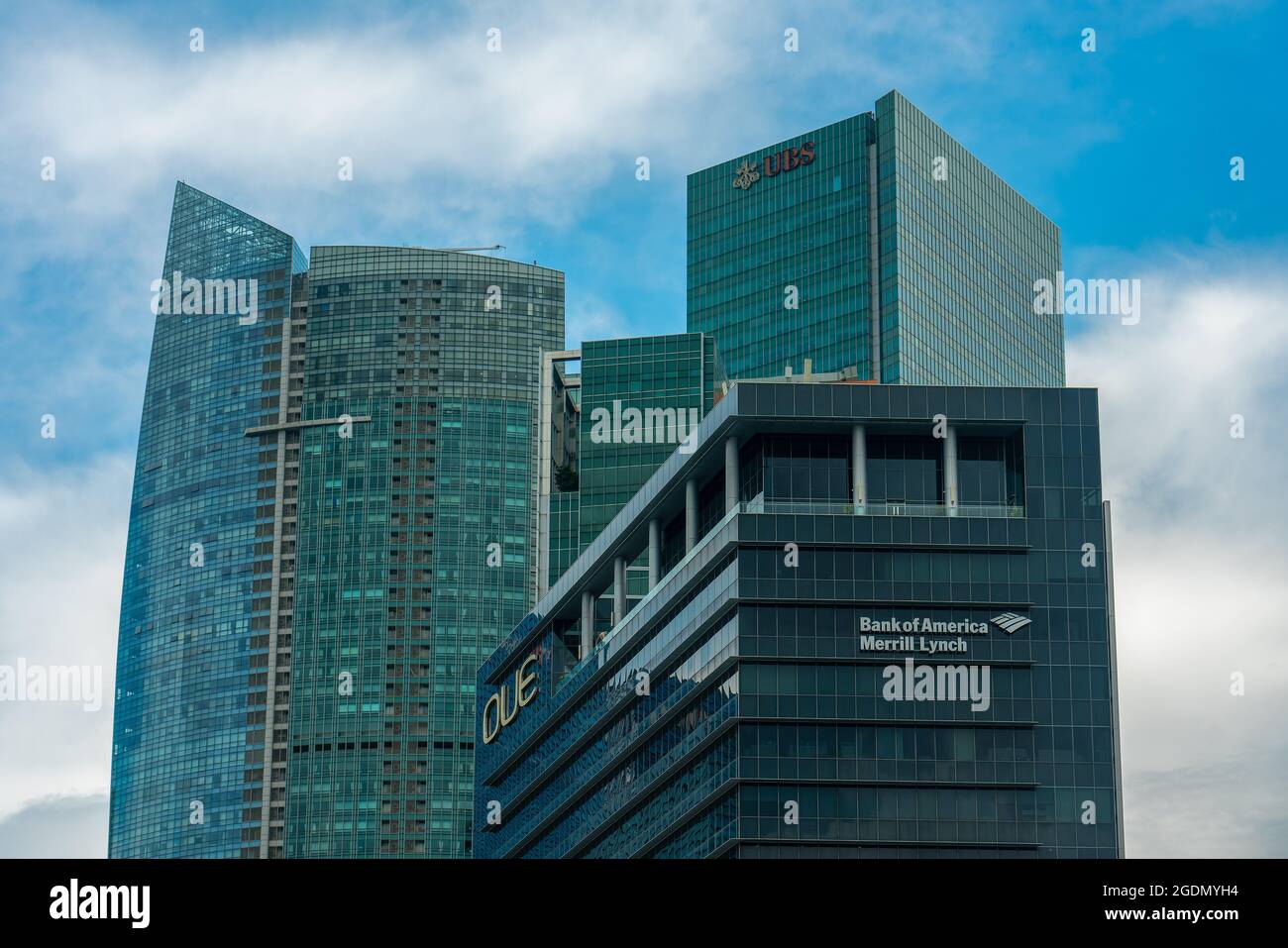 Singapur - 8. Juli 2020: Draufsicht auf die Bank of America, Merril Lynch Headquartern in Singapur und die Sail Condominium Stockfoto